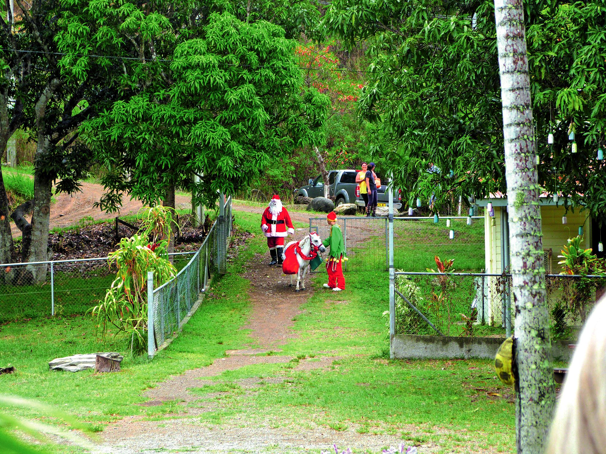 Le vieil homme à la barbe blanche était attendu avec impatience. Il est arrivé à pied avec sa hotte chargée de cadeaux portée par un poney blanc.