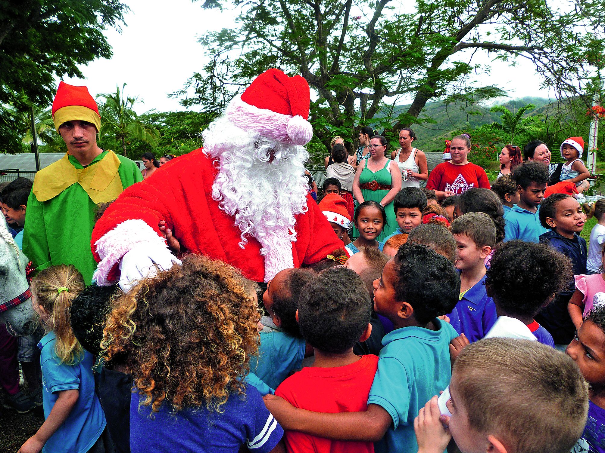 Les enfants ont accueilli le père Noël avec beaucoup de chaleur et d’engouement.