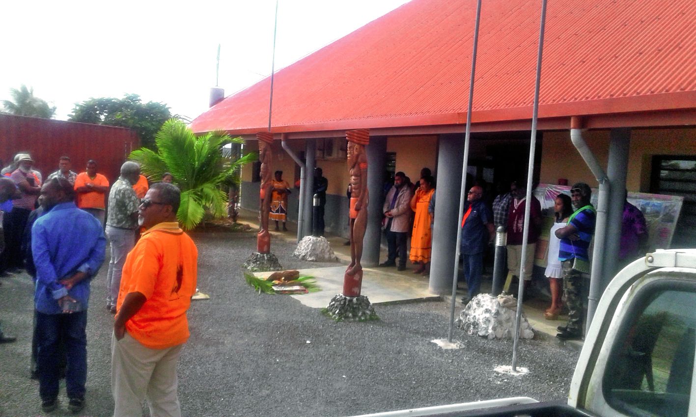 L’accueil coutumier des représentants de Sarraméa au bureau du conseil d’aire Drehu, face aux grands chefs des trois districts de Lifou.