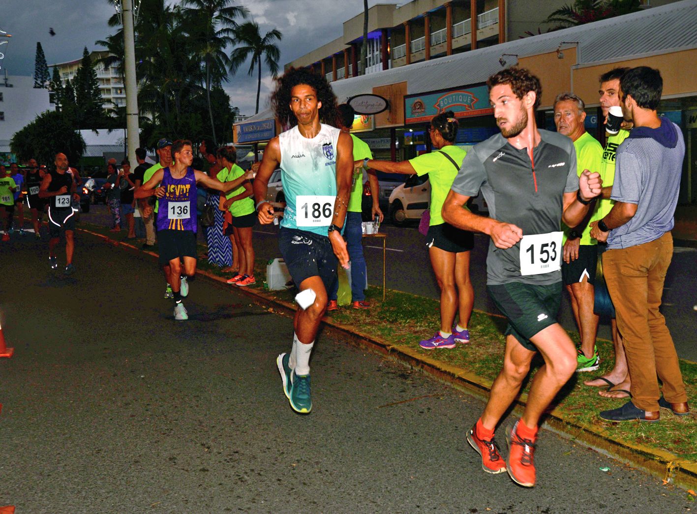 La relève est en marche ! Jérémiah N’Godrela (en bleu), 16 ans, s’est adjugé la deuxième place devant Maxime Dorner (en violet), 15 ans. C’est d’ailleurs au sprint que tout s’est joué entre les deux jeunes athlètes. Dans les derniers 500 mètres, le spécialiste du 800 mètres a acceléré, suivi de près par son cadet, qui ne réussira jamais à le rattraper.
