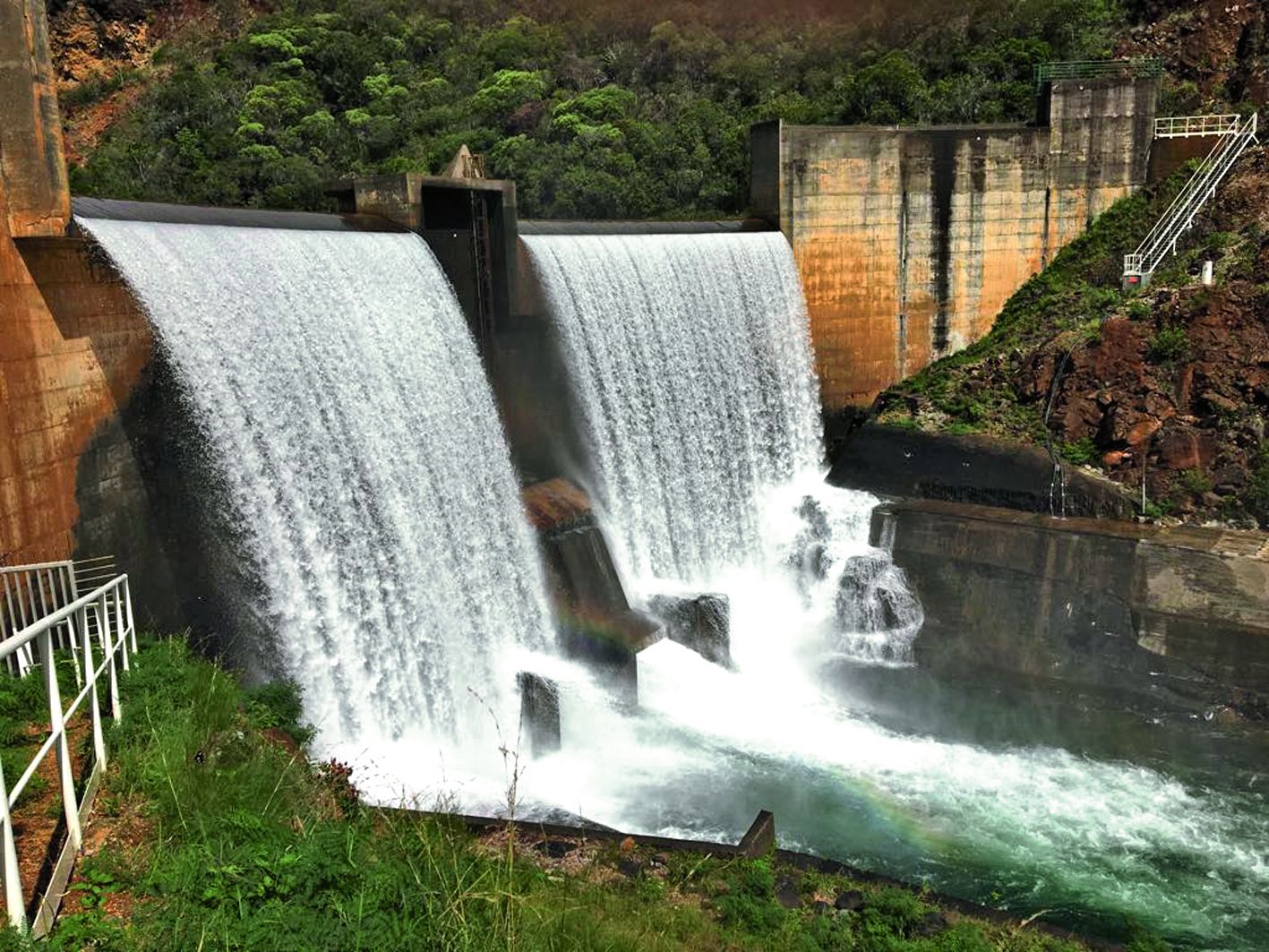 L’ouvrage de Dumbéa est un barrage déversant : lorsque la rivière monte, elle déborde par-dessus la structure. Photo A.D.