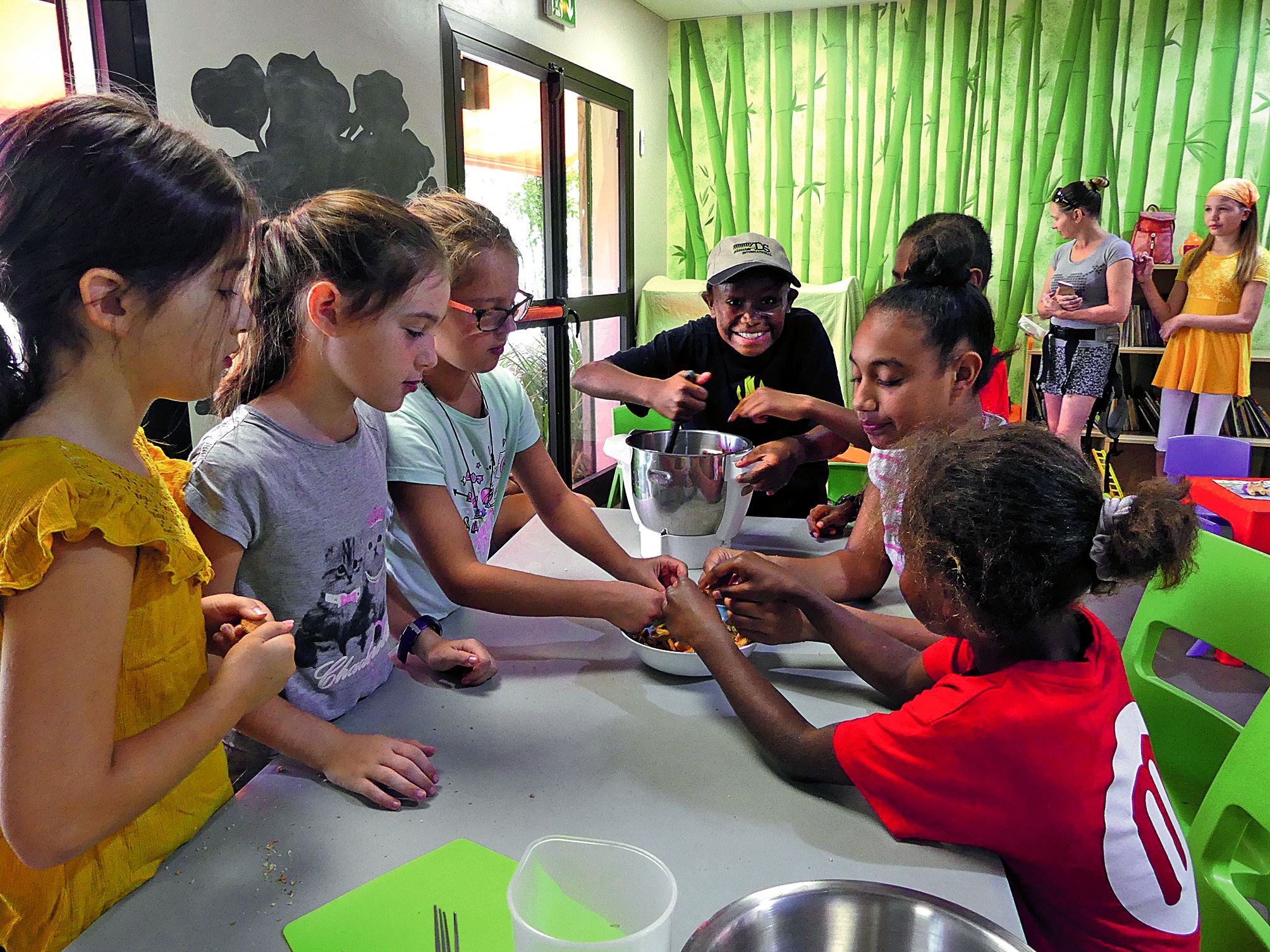 Des ateliers de cuisine et de décoration de table réunissant parents et enfants ont eu lieu, samedi, à la Maison de la famille. Les plus jeunes ont notamment appris à confectionner des truffes au chocolat et à la crème de marron.Photo G.R.