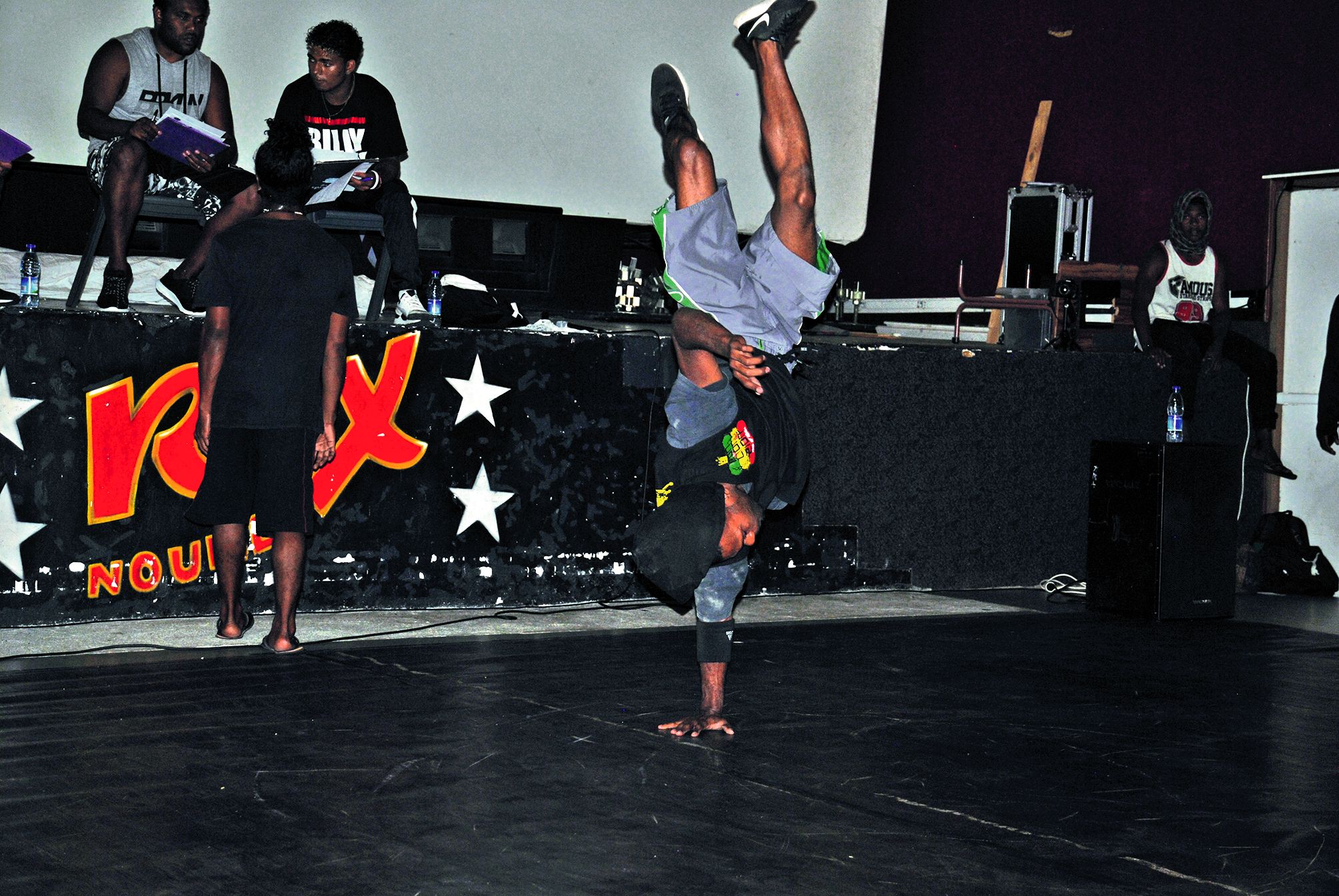 Le battle de hip-hop Break da pain est venu clôturer la saison du Rex, samedi après-midi. Disputée en un contre un, l’épreuve, organisée par BboySkog, a été remportée par Bboy Lahm dans la catégorie power move et par Bboy Kody dans la catégorie Freeze. Le