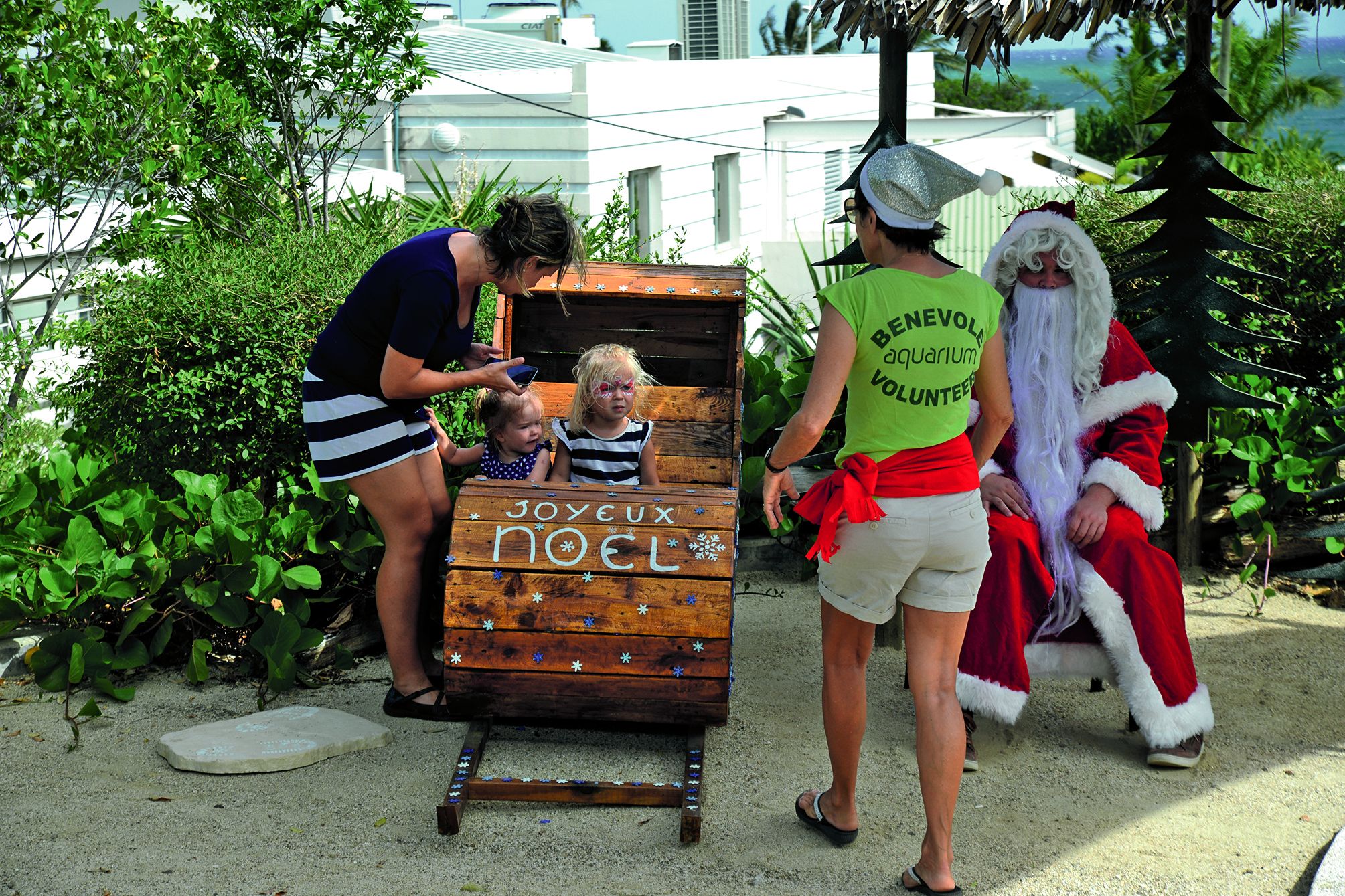 Sans crier gare, le père Noël a débarqué, dimanche après-midi, à l’Aquarium des lagons. Projection de dessins animés et chants de Noël étaient au programme.Photo Thierry Perron