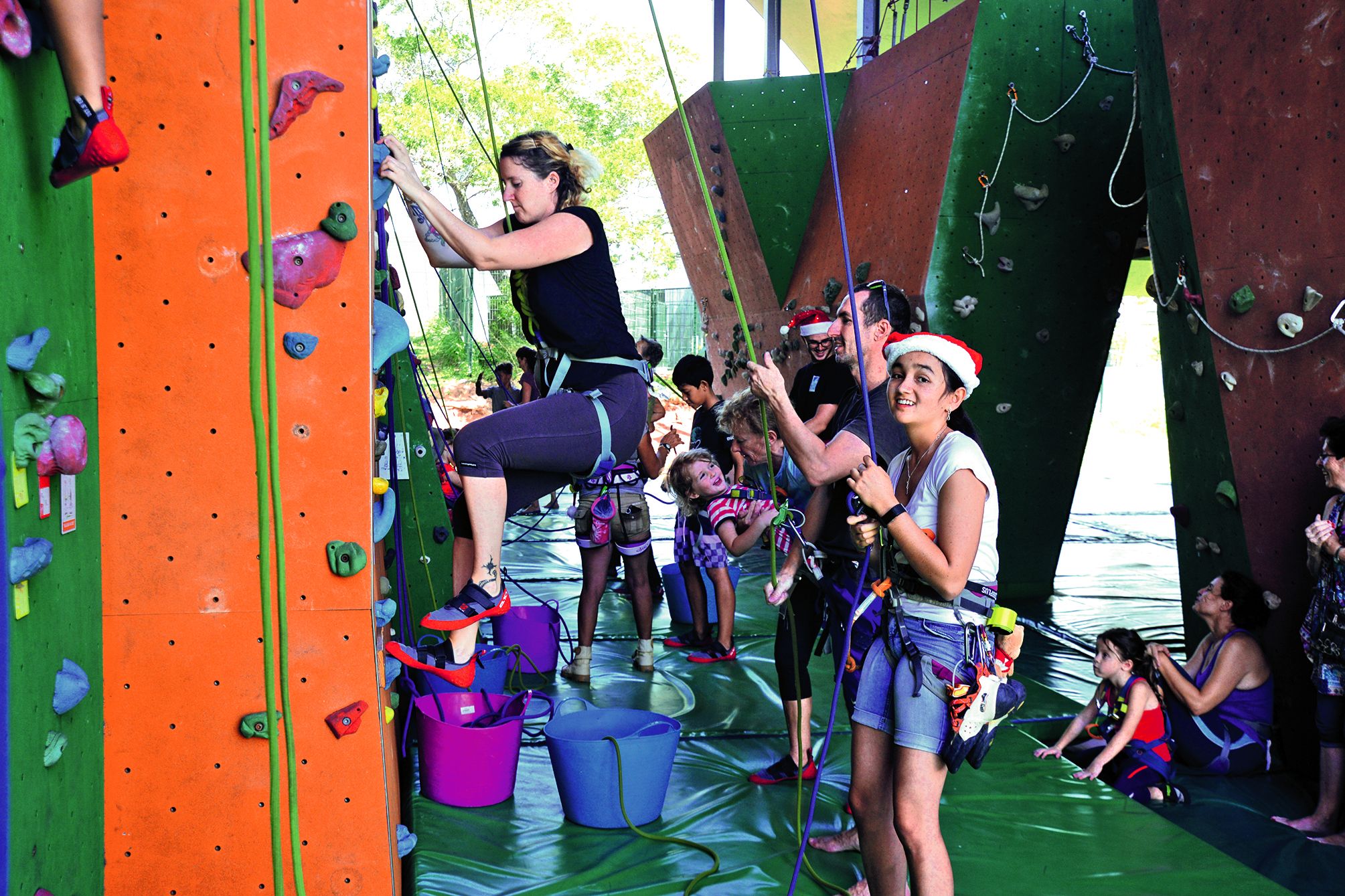 Le barbu vêtu de rouge est également passé par le mur d’escalade de Magenta, samedi matin. Venu s’entraîner à grimper sur les toits, avant de descendre par les cheminées, le Scandinave préféré des enfants a ravi les jeunes grimpeurs et grimpeuses présents