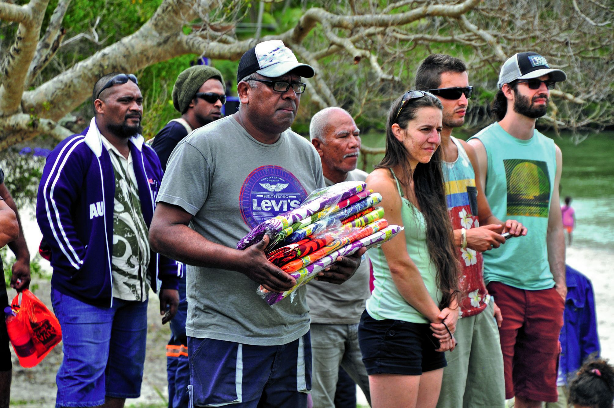 L’échange de gestes coutumiers a eu lieu à l’arrivée des artistes vendredi matin à Mebuet.
