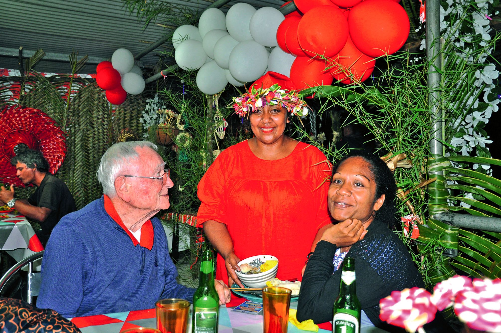 Larry, une jeune de Nécé, était aux couleurs de sa tribu et de Noël pour ce rendez-vous destiné à aider les familles avant les fêtes.