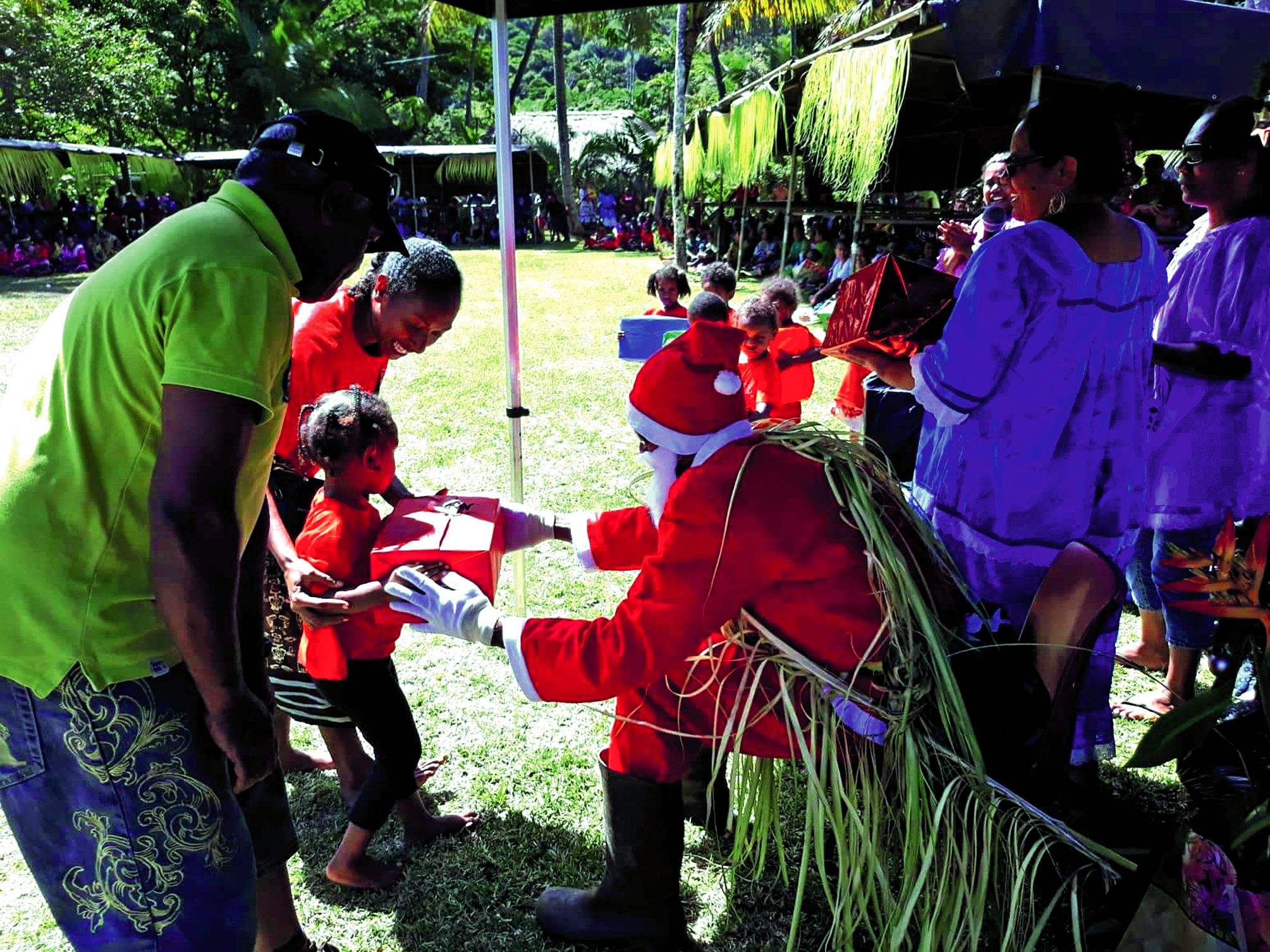 Après un repas préparé par les parents d\'élèves de chaque tribu, l’homme en rouge a procédé  à la distribution des cadeaux.