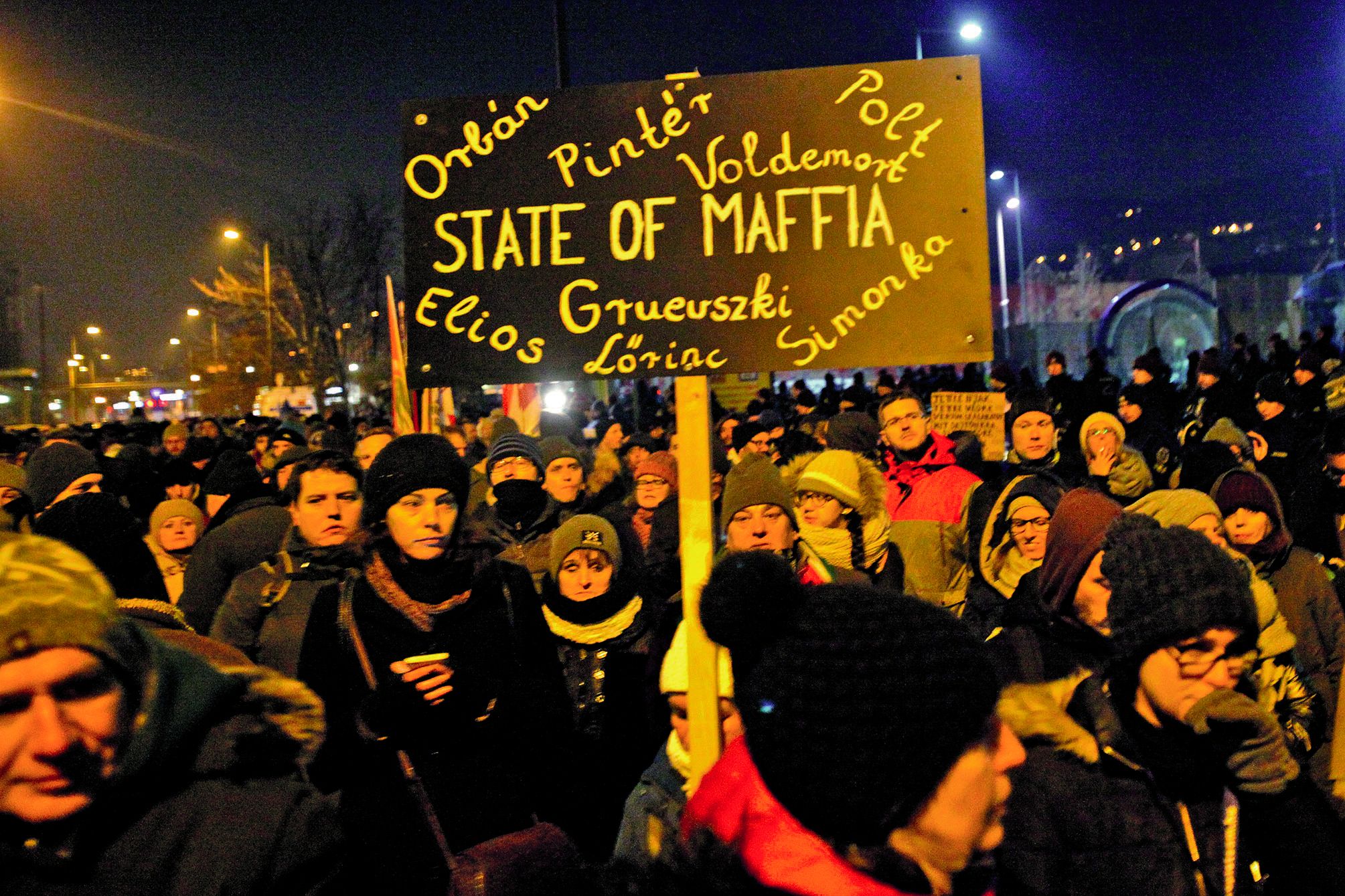 Des rassemblements ont également été organisés en province, notamment à Szeged dont le maire socialiste a demandé aux entreprises du pays de boycotter la loi travail.Photo AFP