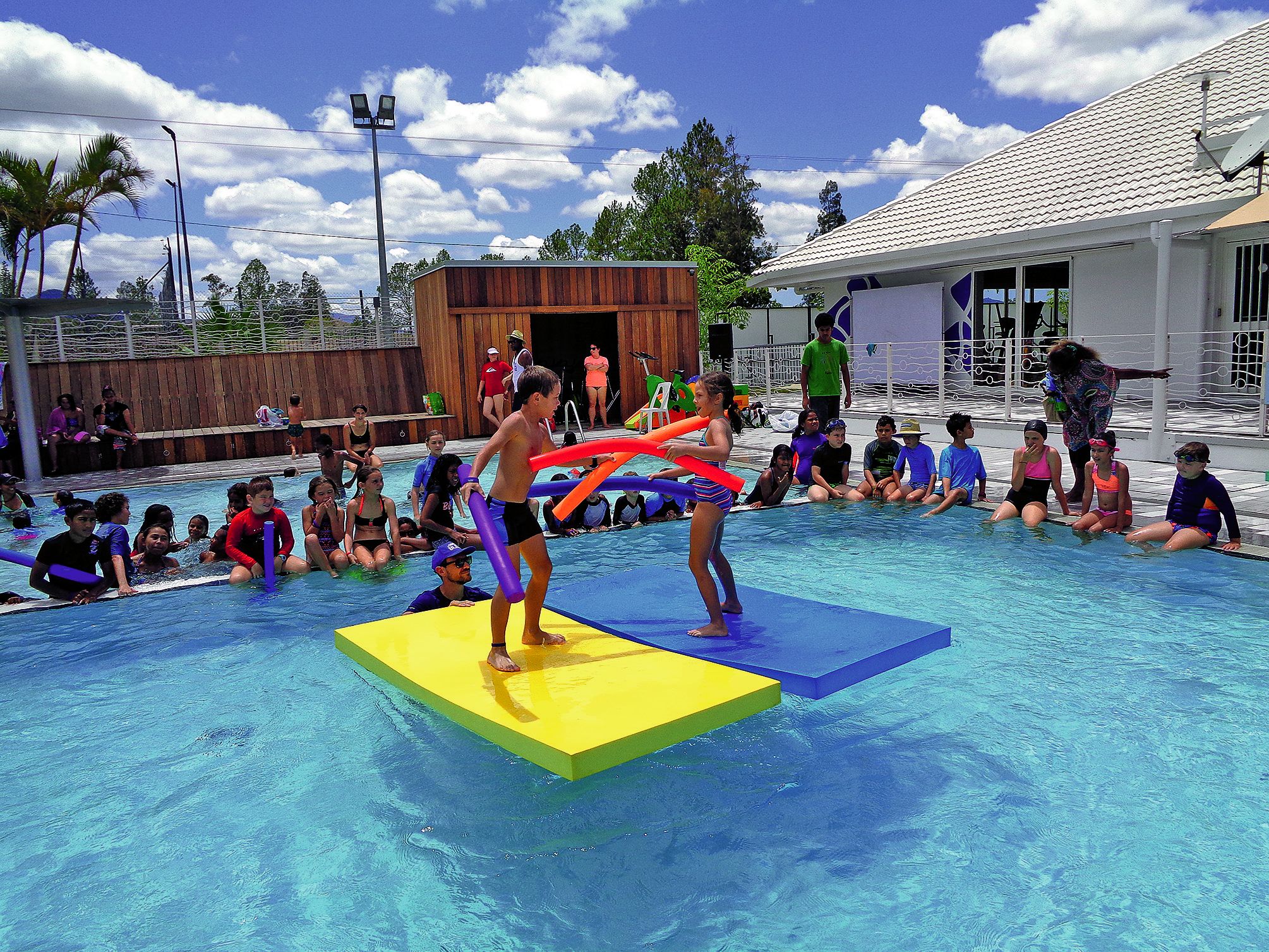 Dans les petits bassins, de nombreux jeux d'eau ont été proposés au cours de la journée. Les enfants étaient ravis de pouvoir y participer.