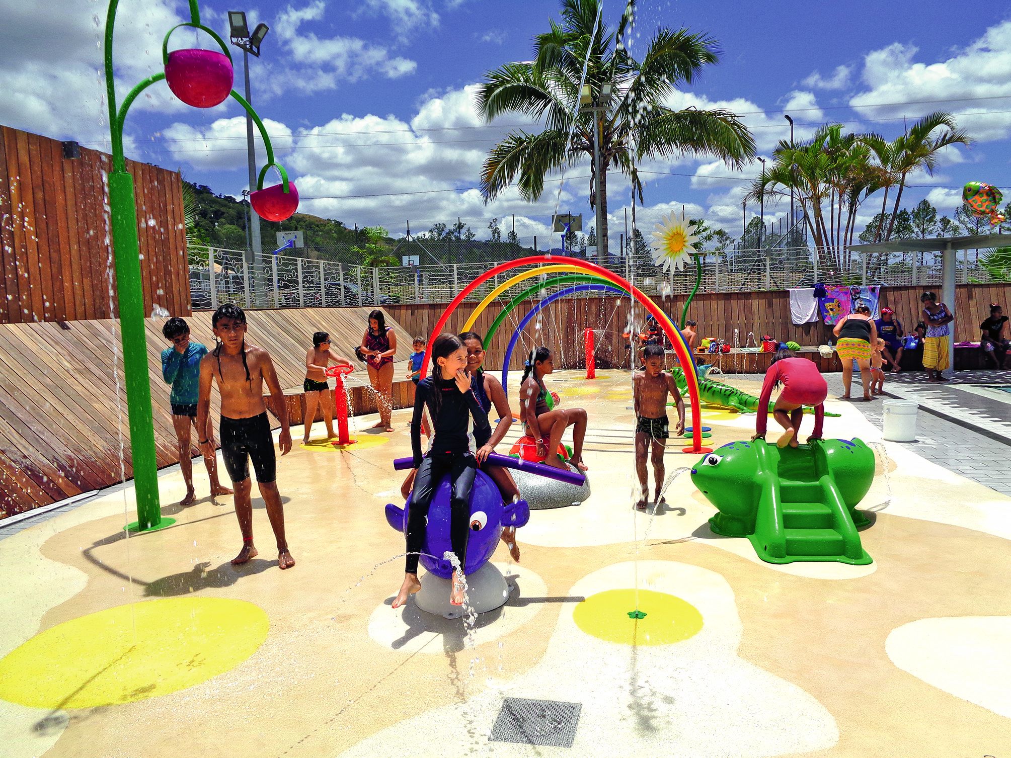 L’aire de jeu aquatique dynamique, sans profondeur, va offrir des heures de fun pour toute la famille.