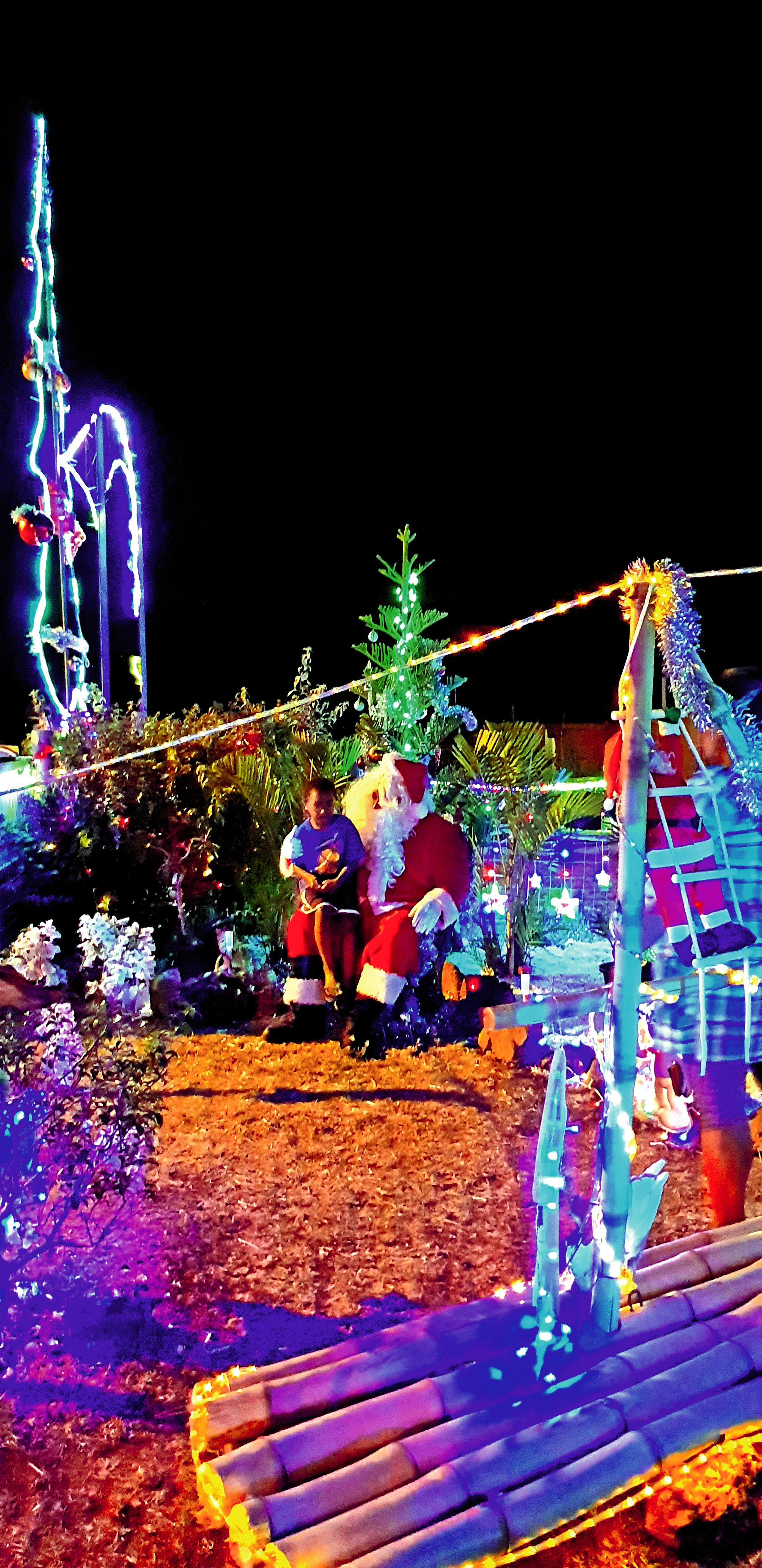 Le père Noël a demandé à chaque enfant s’il a été sage et lui a proposé de continuer jusqu’à lundi.