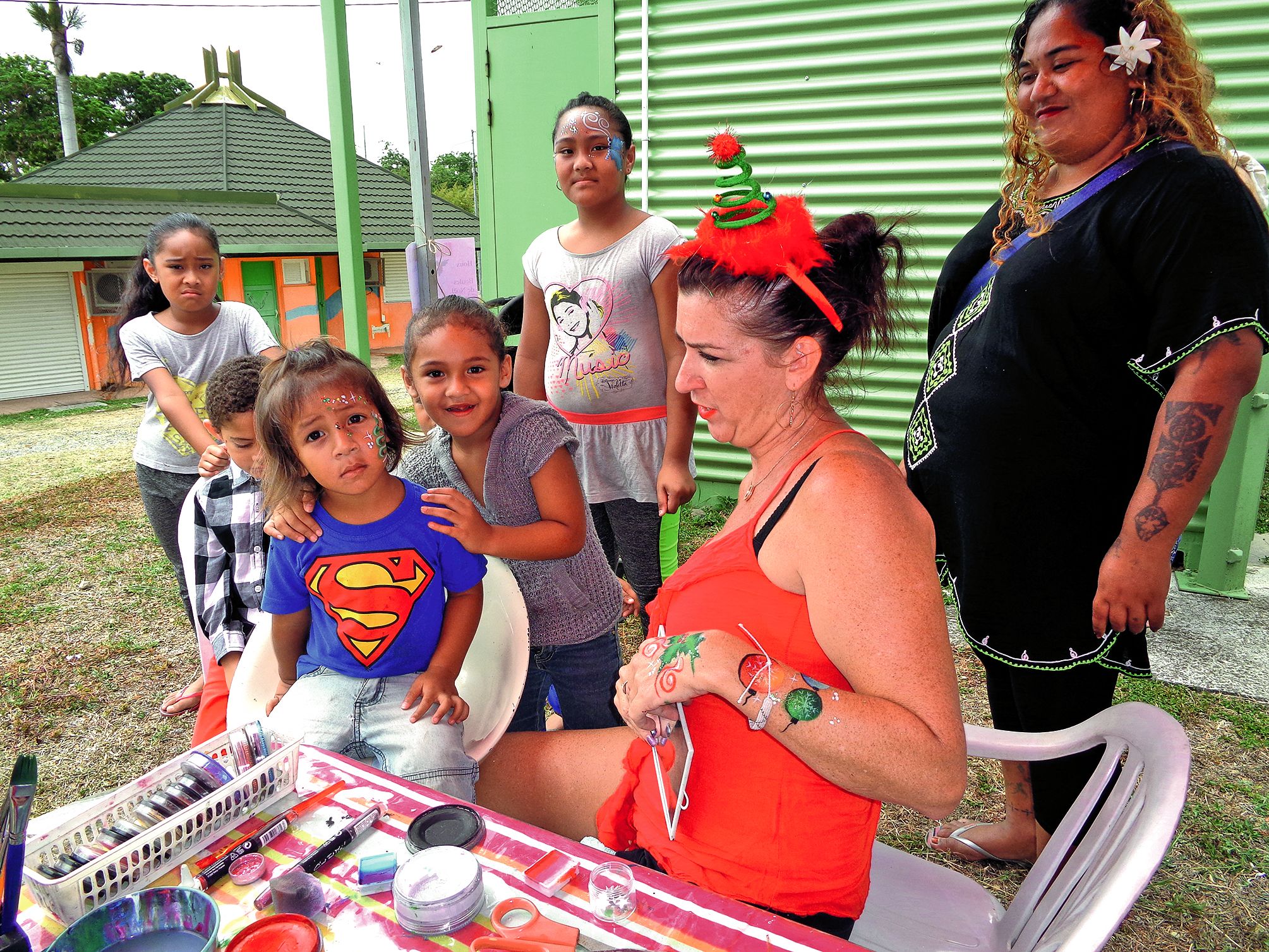 Un stand de maquillage et de tatouage était à la disposition des enfants. L’occasion de se mettre aux couleurs du jour.