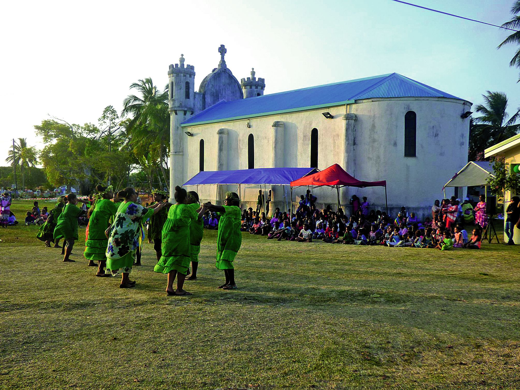 La troupe de Kedeigne a interprété deux danses pour les jeunes. Les filles tout d\'abord, puis les garçons. Ces danses traditionnelles ont séduit et intrigué les enfants.