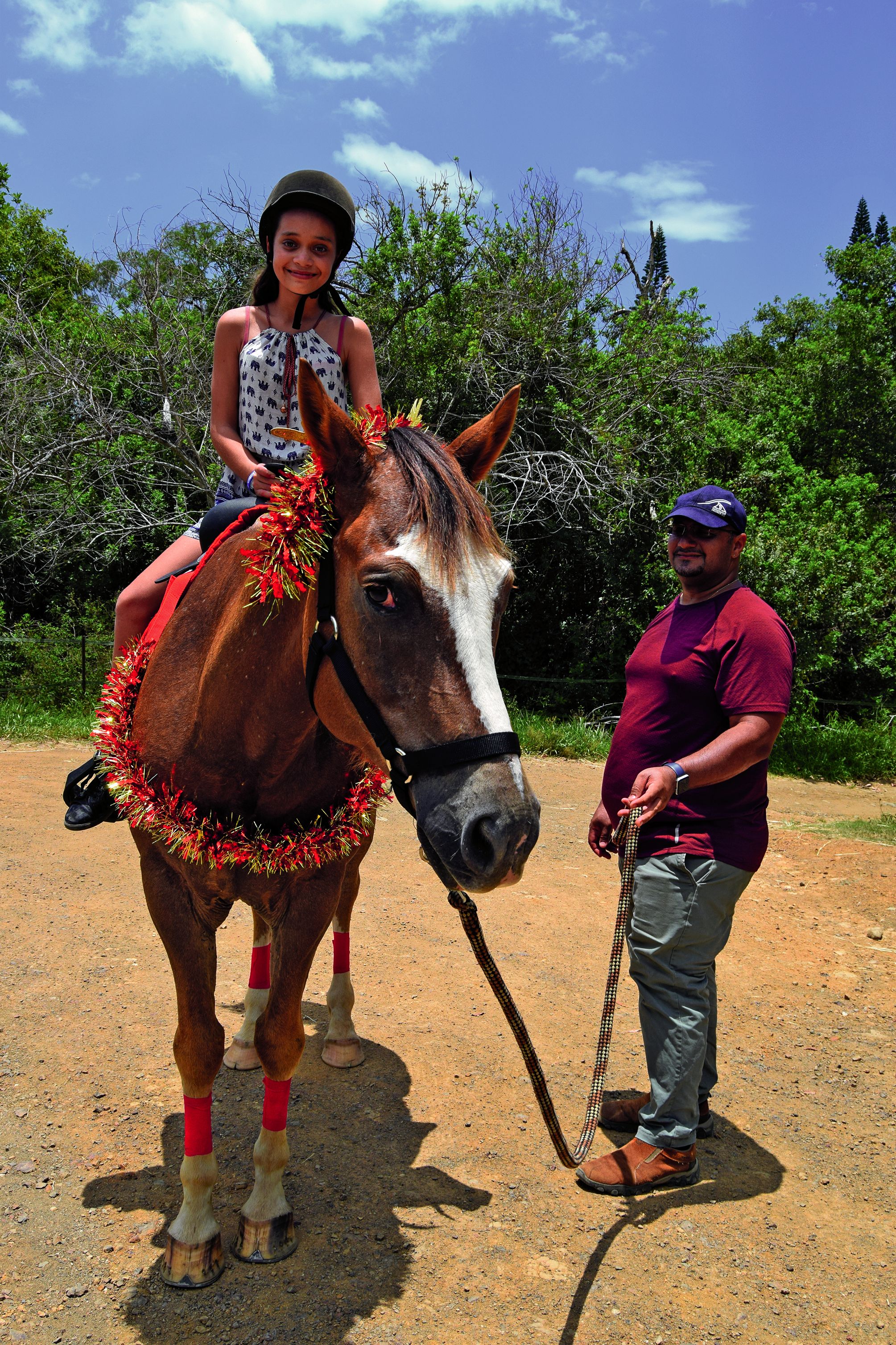 Première fois sur un cheval pour Tiana, 11 ans, de Païta. La proximité des lieux séduit sa mère, Lydi, qui pourrait l’inscrire.