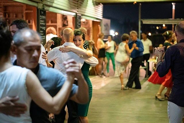 Centre-ville. Autre ambiance vendredi soir à l’Impala. Abrazo tango a invité deux professionnels Marcela Ospina (photo) et Sébastian Arrua à faire une démonstration de tango devant une soixantaine d’amateurs.Photo DR