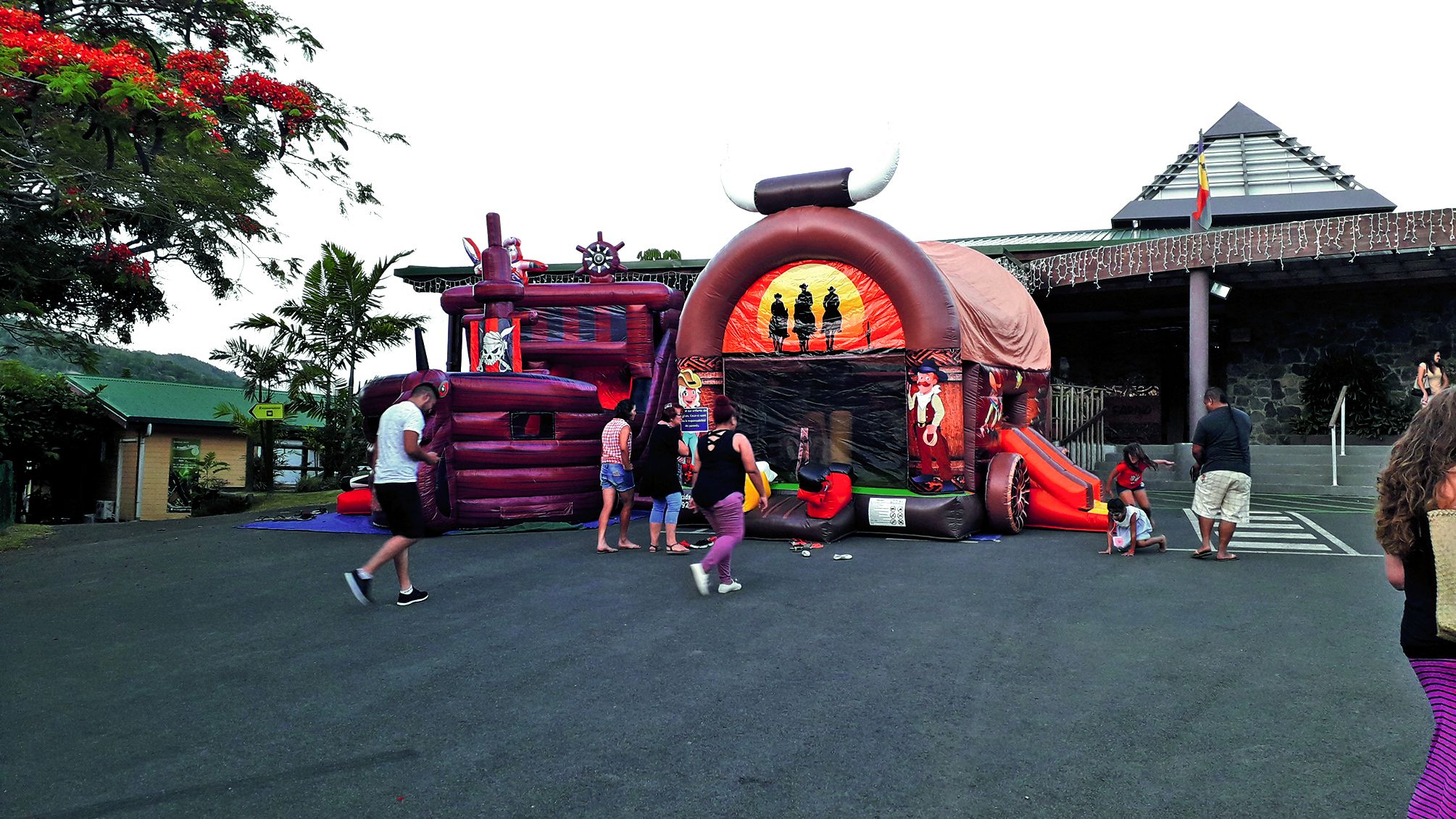 L’après-midi, les enfants ont pu se faire maquiller ou jouer sur les châteaux gonflables mis en place devant la mairie.