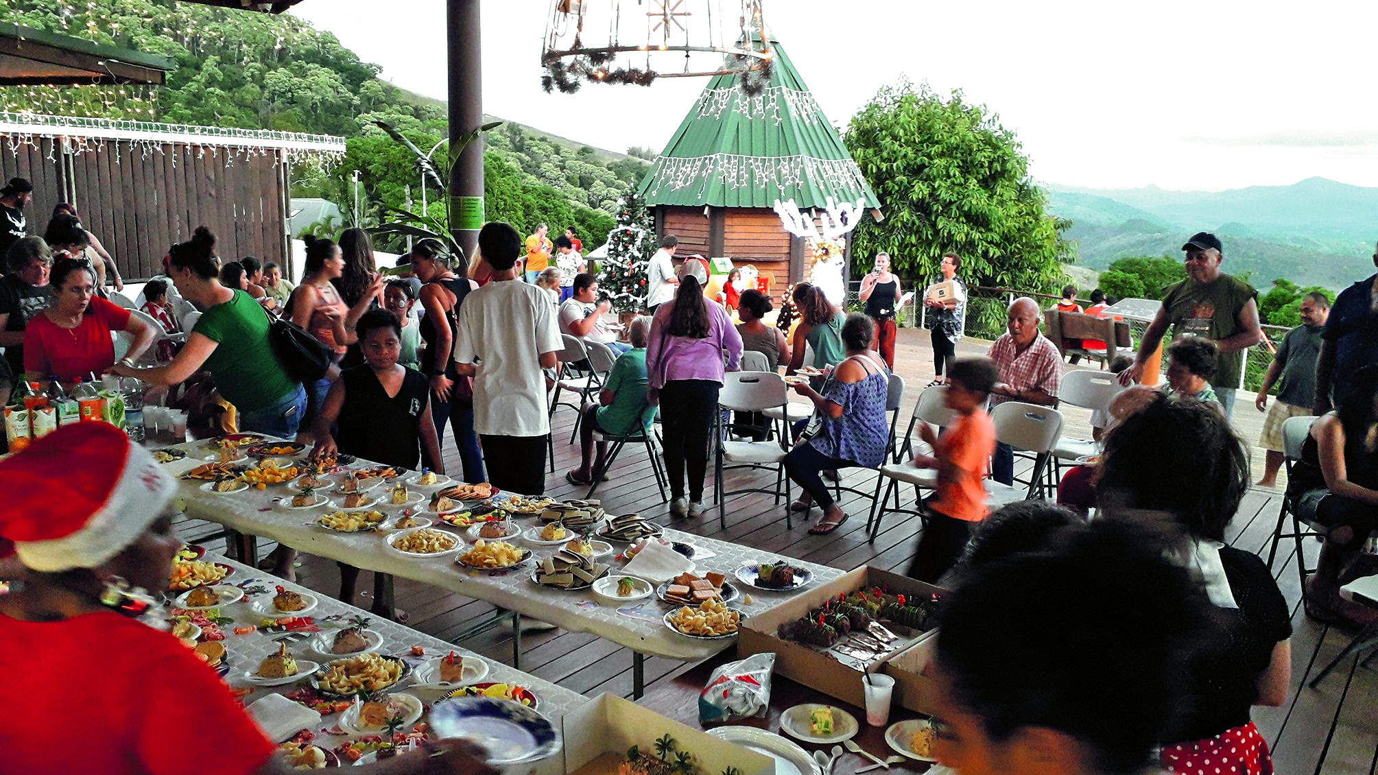 Un goûter de Noël a ravi les convives. A 19 heures, les enfants passant en 6e ont reçu un dictionnaire français/anglais. Les plus belles lettres et les plus beaux dessins au père Noël ont aussi été récompensés.