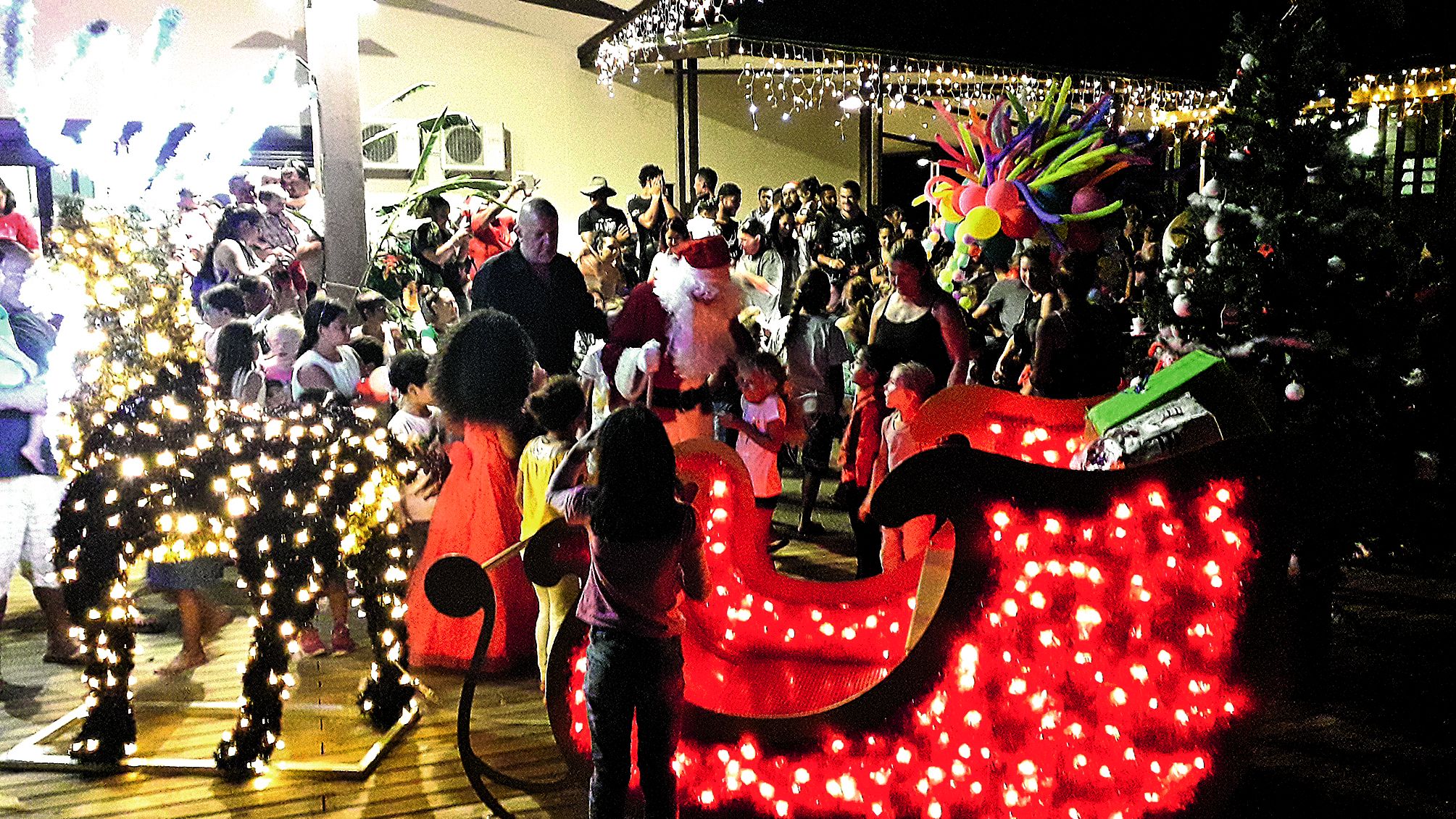 Le père Noël est arrivé dans son quad décoré de ballons. Il a distribué les premiers cadeaux après s’être fait remettre les clefs de la commune par Régis Roustan, le maire.