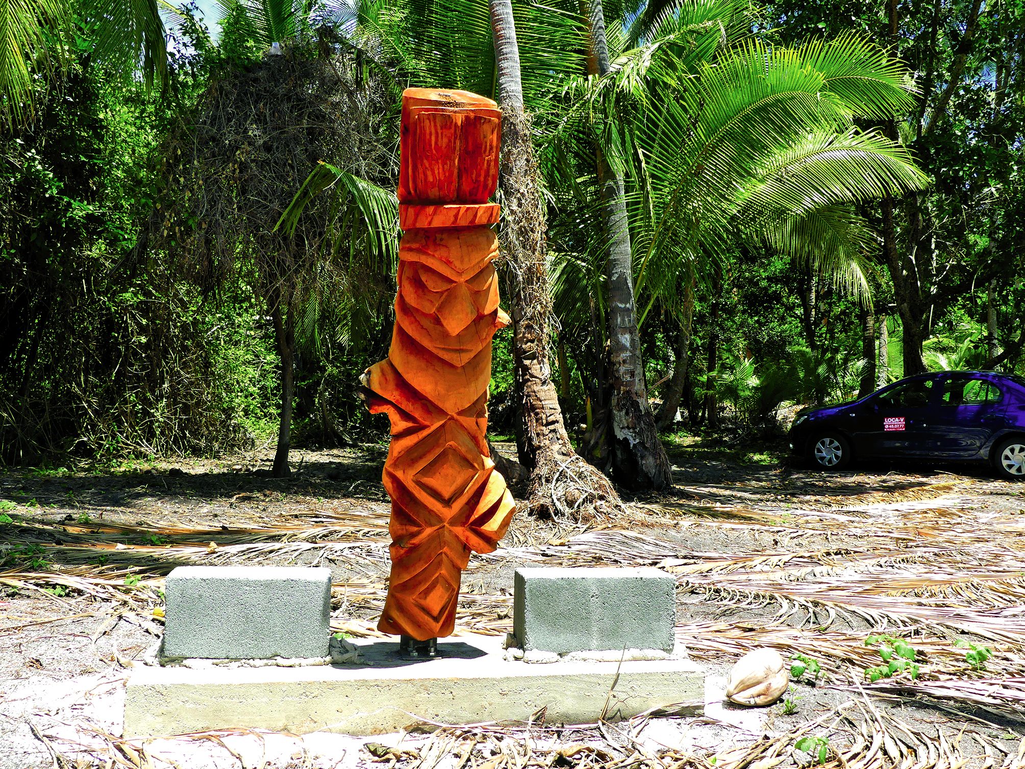 Au bord de la route, cette sculpture marque l’entrée du futur hôtel.