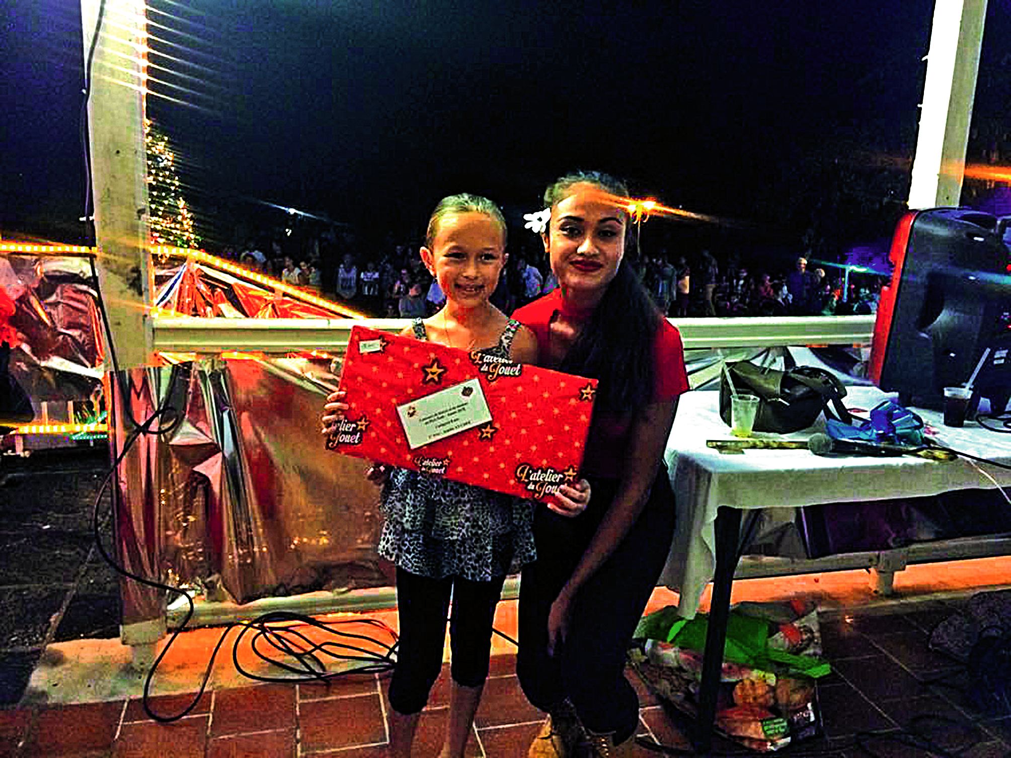 C’est Lévina Napoléon, Miss Nouvelle-Calédonie 2017, qui a remis aux gagnants leur cadeau. Ici, Amelia At-Chee, gagnante de la plus belle lettre, catégorie 8 ans.