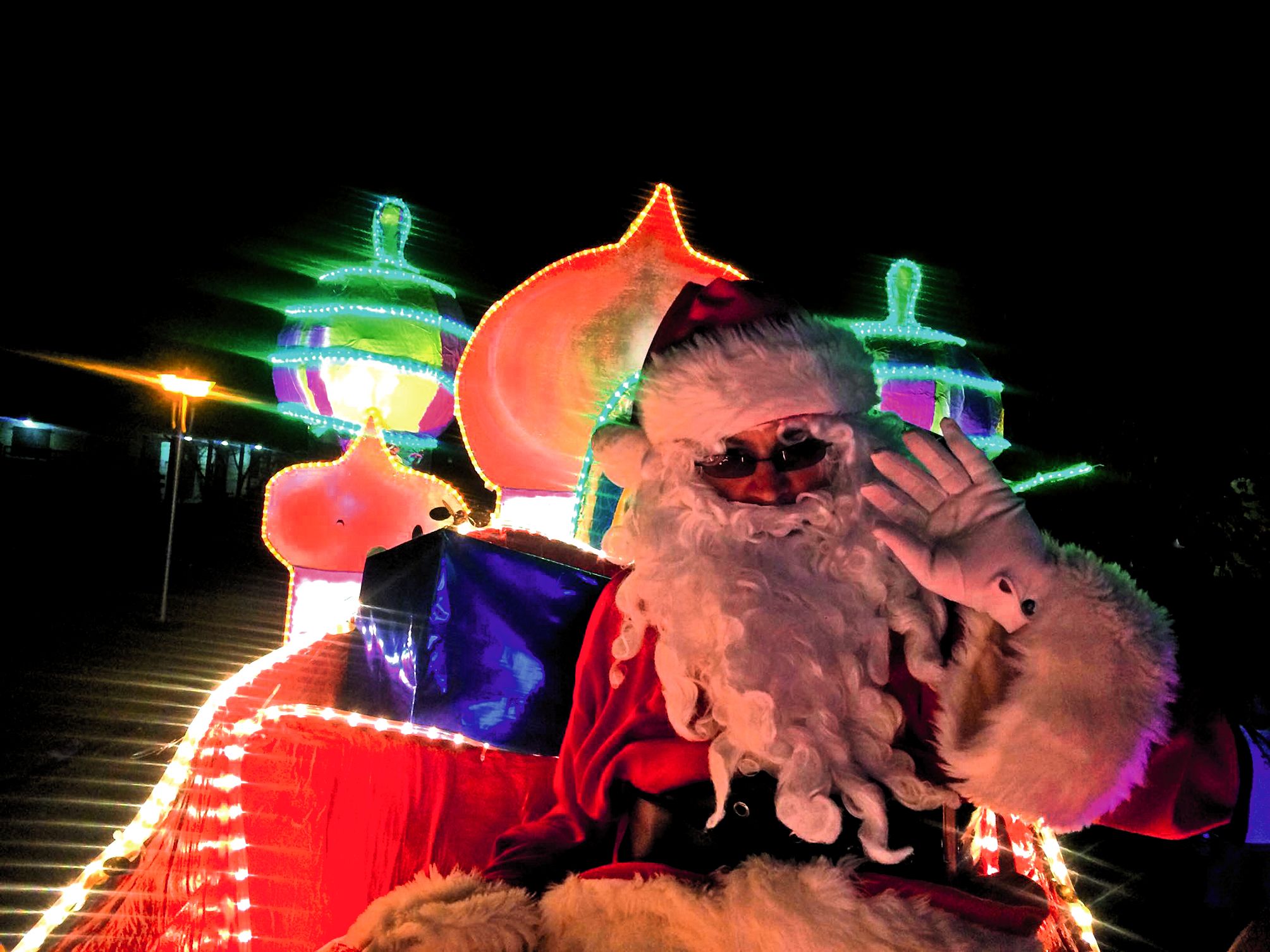L’arrivée du père Noël sur son merveilleux char des Mille et une nuits.