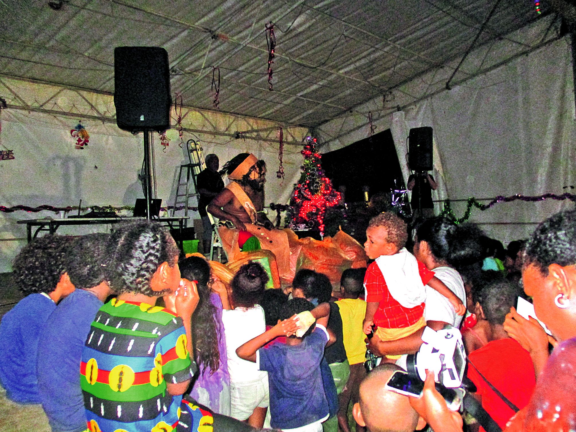 Pwanumê̂ s\'est installé, avec à ses côtés les cadeaux à distribuer  aux enfants.