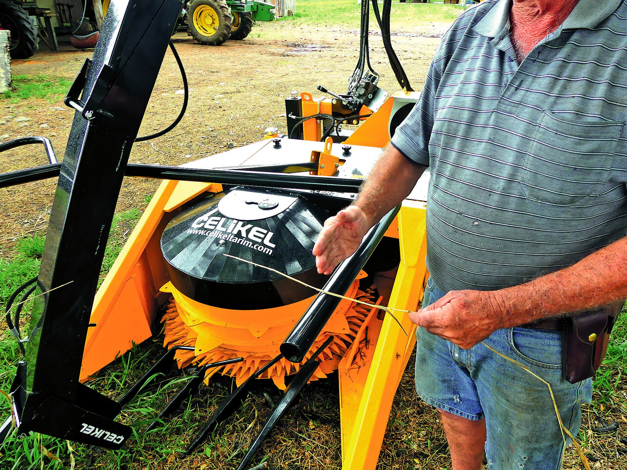 Une ensileuse, qui permet de faucher le sorgho, de le hacher en morceaux de trois centimètres, avant de le mettre en silo anaérobie, qui permet d’en assurer la conservation.