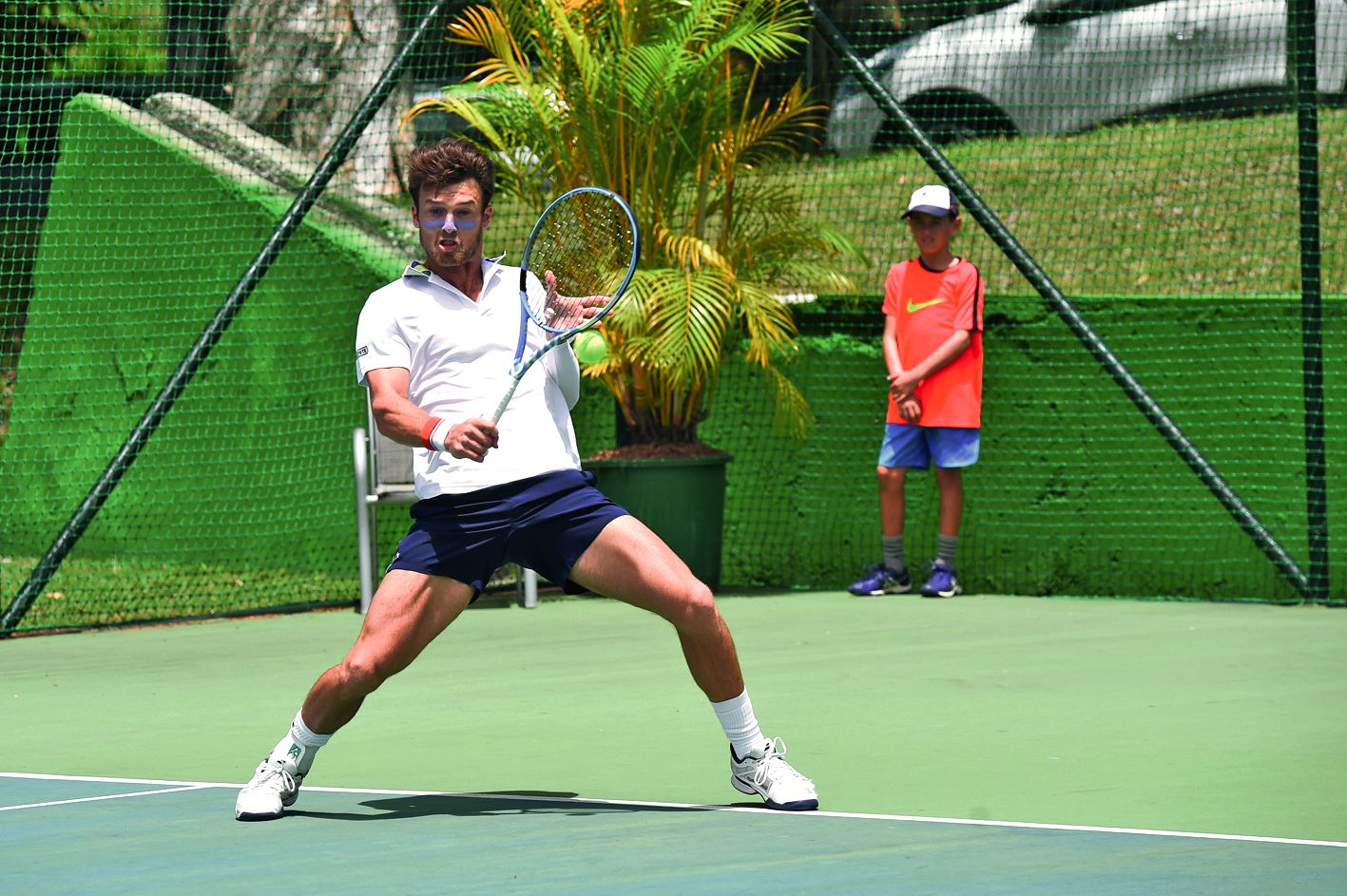 Chazal avait mis de la crème solaire de couleur bleue, sous ses yeux. Un bleu assorti à sa raquette.Photos Niko