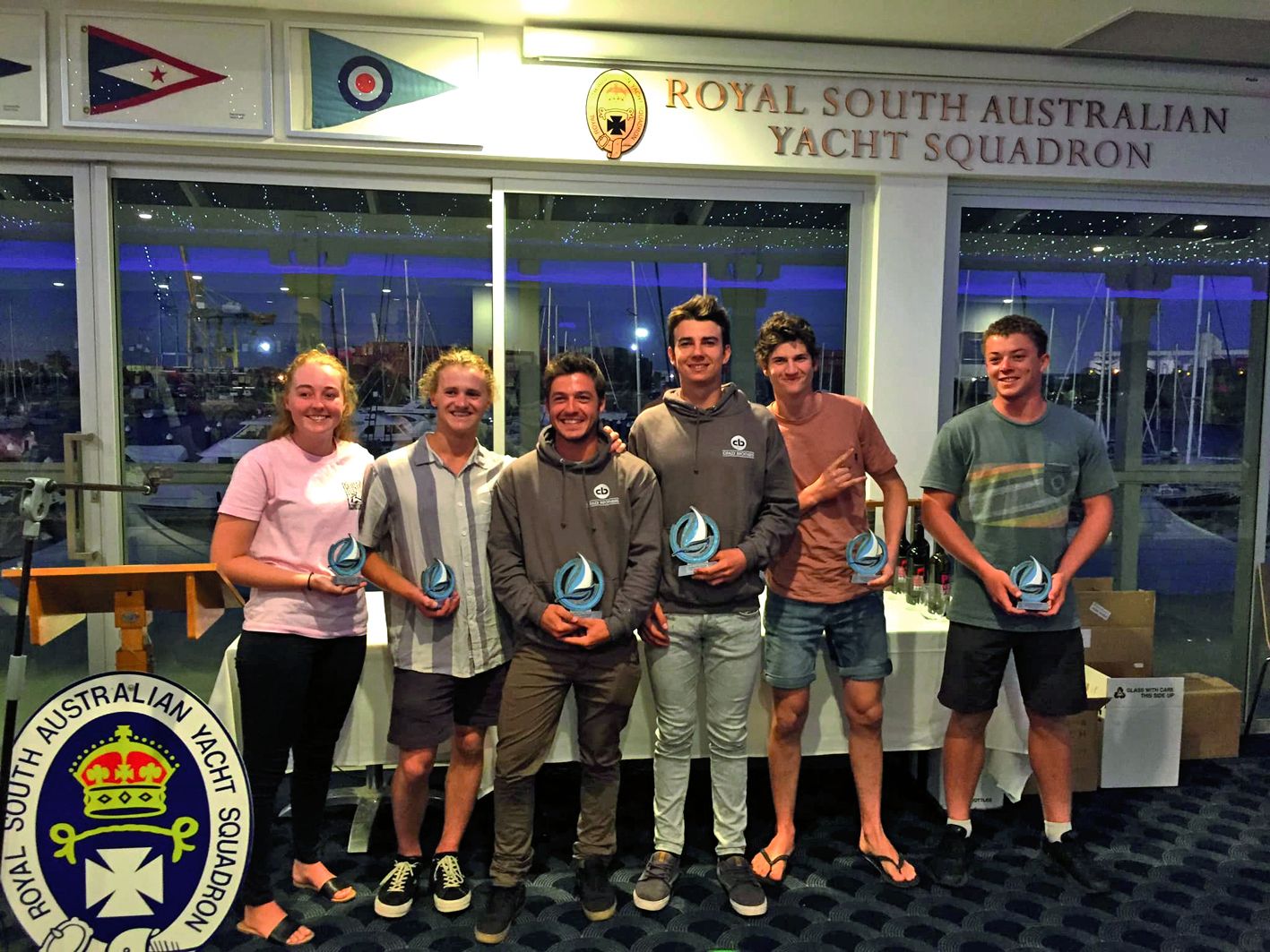 Les Cagous lors de la remise des prix, avant-hier soir. Tom Picot et Léo Belouard (en pull gris), puis à droite Auxence Thomas et Jean de Sola.