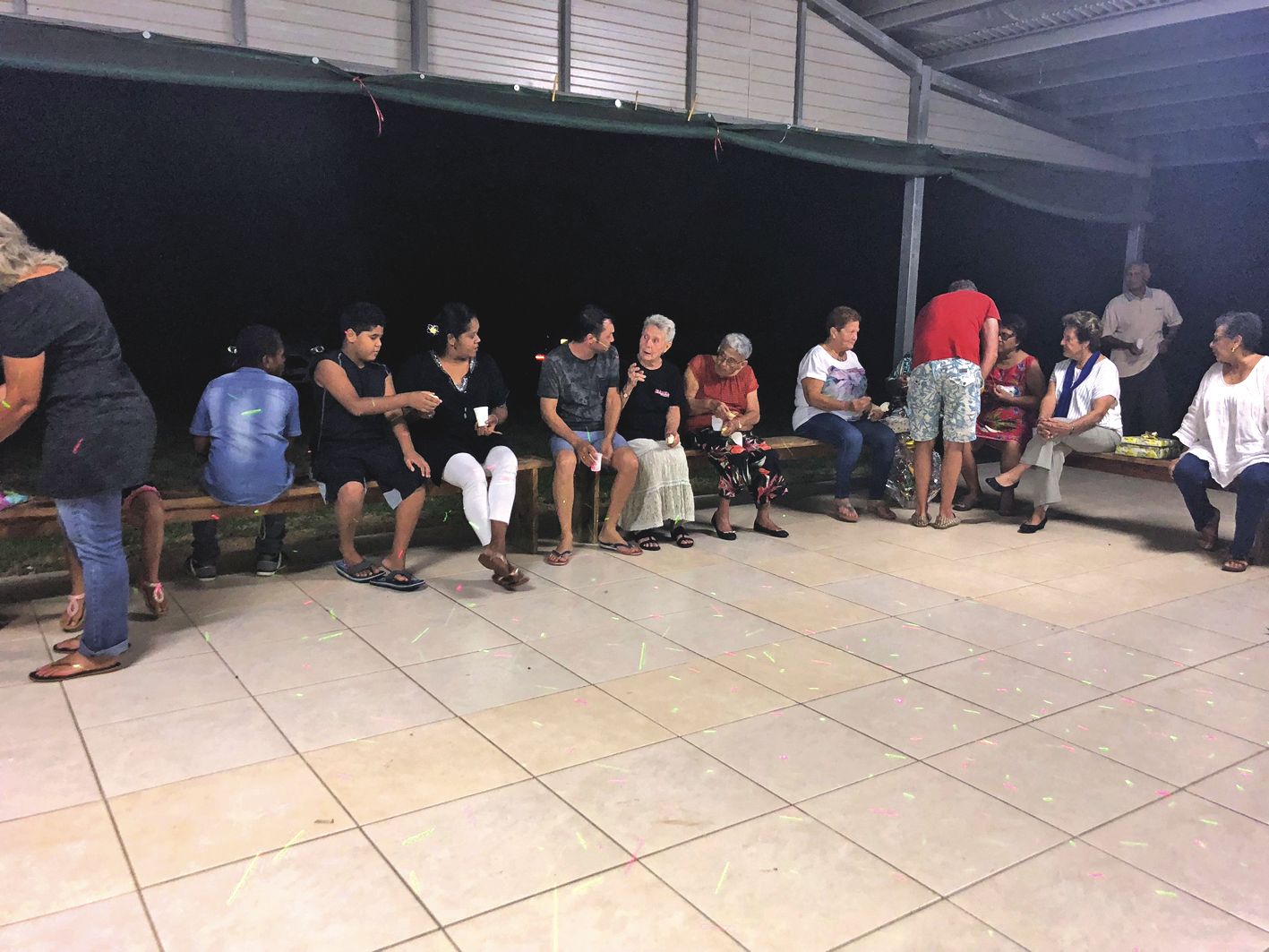 Après le passage du père Noël, le public a pu passer un moment ensemble lors de l\'apéritif offert par le SIV.