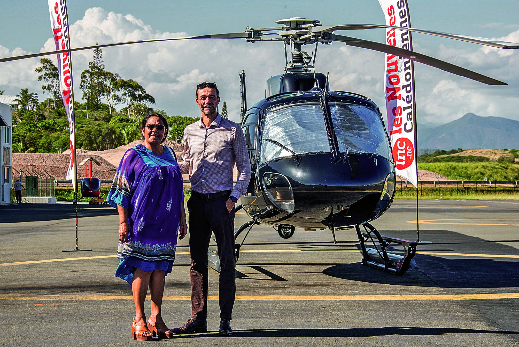 C’est avec son époux que Raymonde (ici avec le directeur marketing des Nouvelles) partira en hélicoptère pour un tour de Calédonie. Photo Julien Cinier