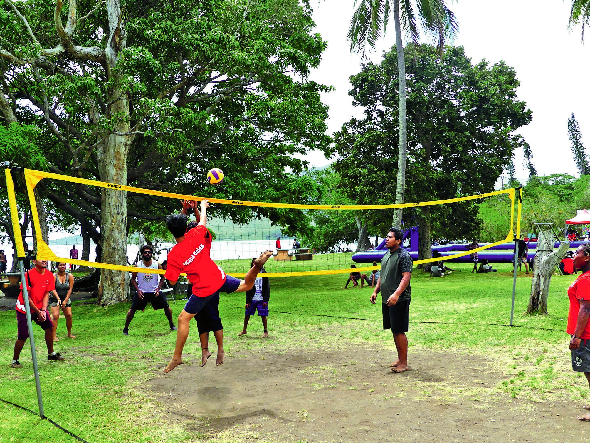 En cas d’intempéries, plutôt que de rester à l’extérieur,  les activités sont rapatriées à la salle omnisports de Plum.