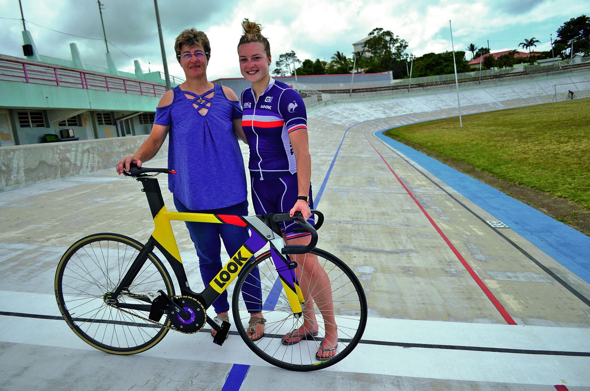 Félicia Ballanger, 10 fois championne du monde entre 1995 et 1999, ici aux côtés de Mathilde Gros, triple championne du monde juniors en 2017. De la seconde, Grégory Baugé, 9 fois champion du monde et lui aussi en stage à Nouméa, dit qu’elle « sait ce qu’