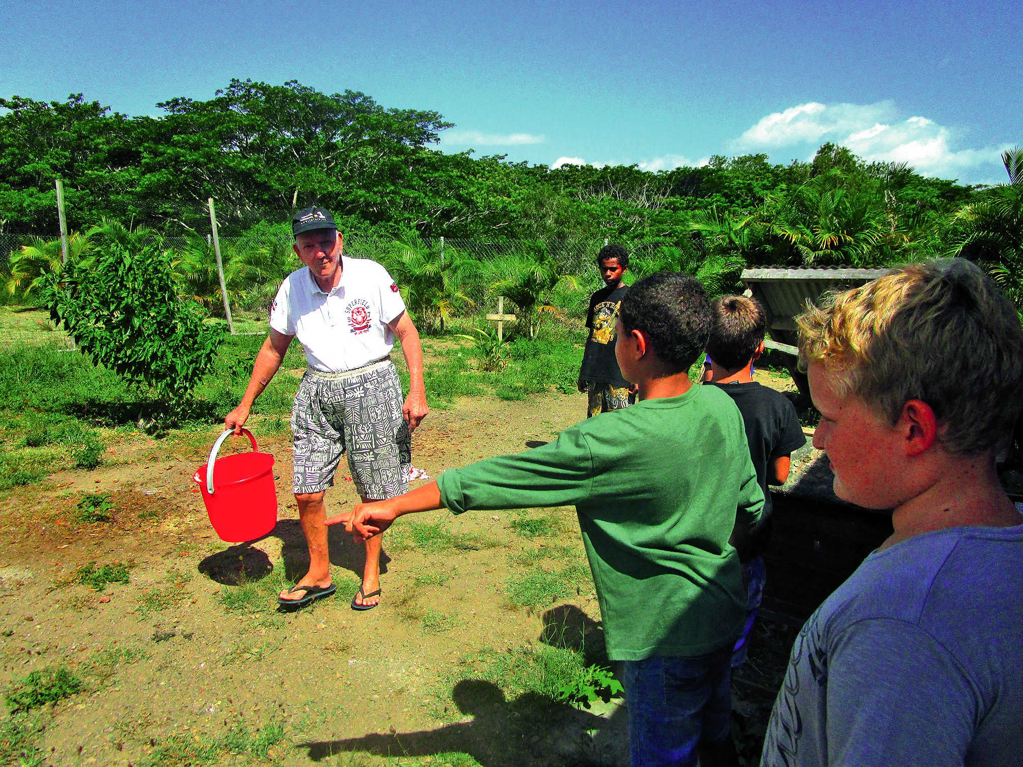 Pendant que les plus jeunes vacanciers s’adonnaient à divers jeux à l’intérieur de la structure, les plus grands ont pu aller nourrir les poules avec Eugène, l’un des pensionnaires de la maison de retraite.