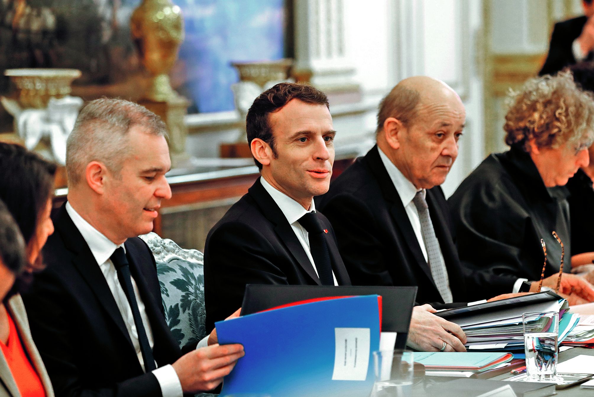 Avec 15 140 euros brut par mois, Emmanuel Macron n’est pas  le mieux payé, comparé aux 37 580 euros du gouverneur  de la Banque de France.Photo AFP