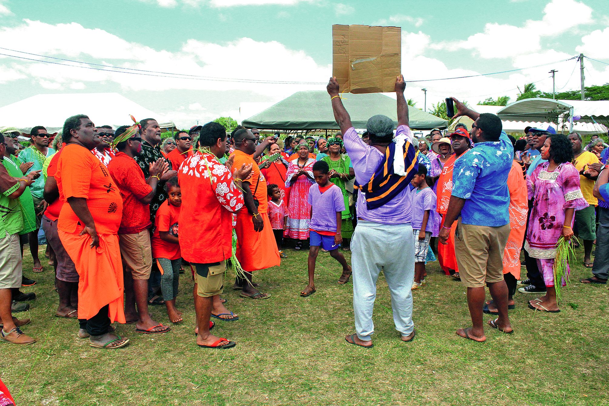 Une centaine de personnes venues des quatre coins de Lifou ont chanté ensemble pour honorer la chefferie de Luecila.