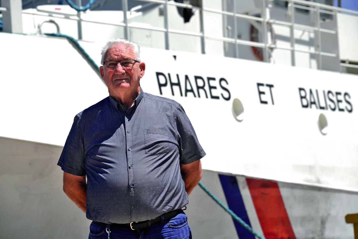 Claude Babin à Numbo, où se trouvent les bureaux du service des phares et balises. Photos Thierry Perron et Claude Babin