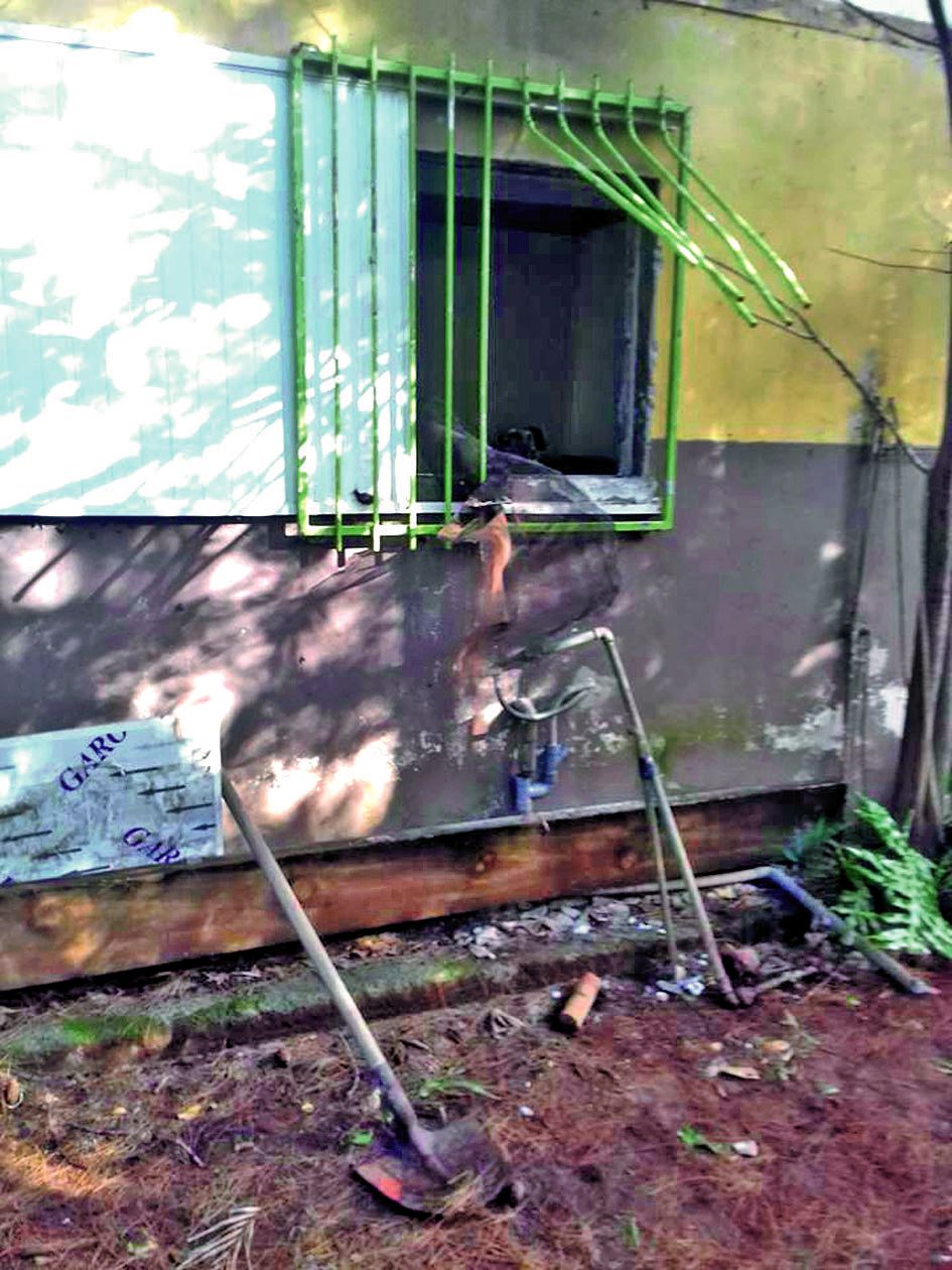 Les voleurs n’ont pas hésité à arracher les grilles de la fenêtre pour s’infiltrer dans la cuisine.photo La Cravache