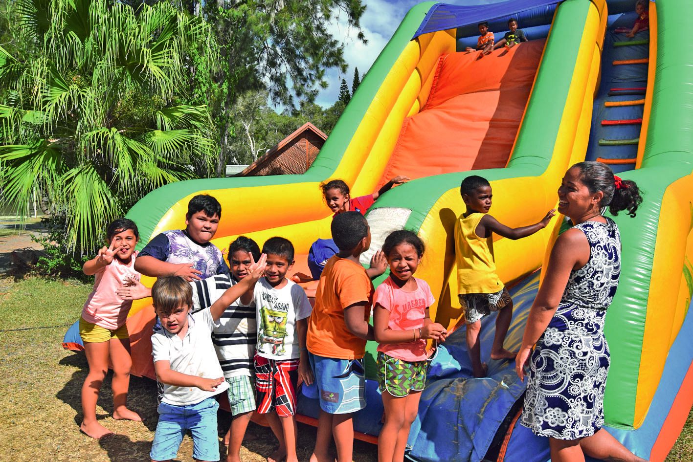 Comme ceux de Pasport, à Anova, la soixantaine de jeunes du centre Acaf au lycée Saint-Jean XXIII, ont pu profiter cette semaine des jeux gonflables payés par la mairie, entre deux activités de vacances sur le thème « Rencontre entre culture urbaine et cu
