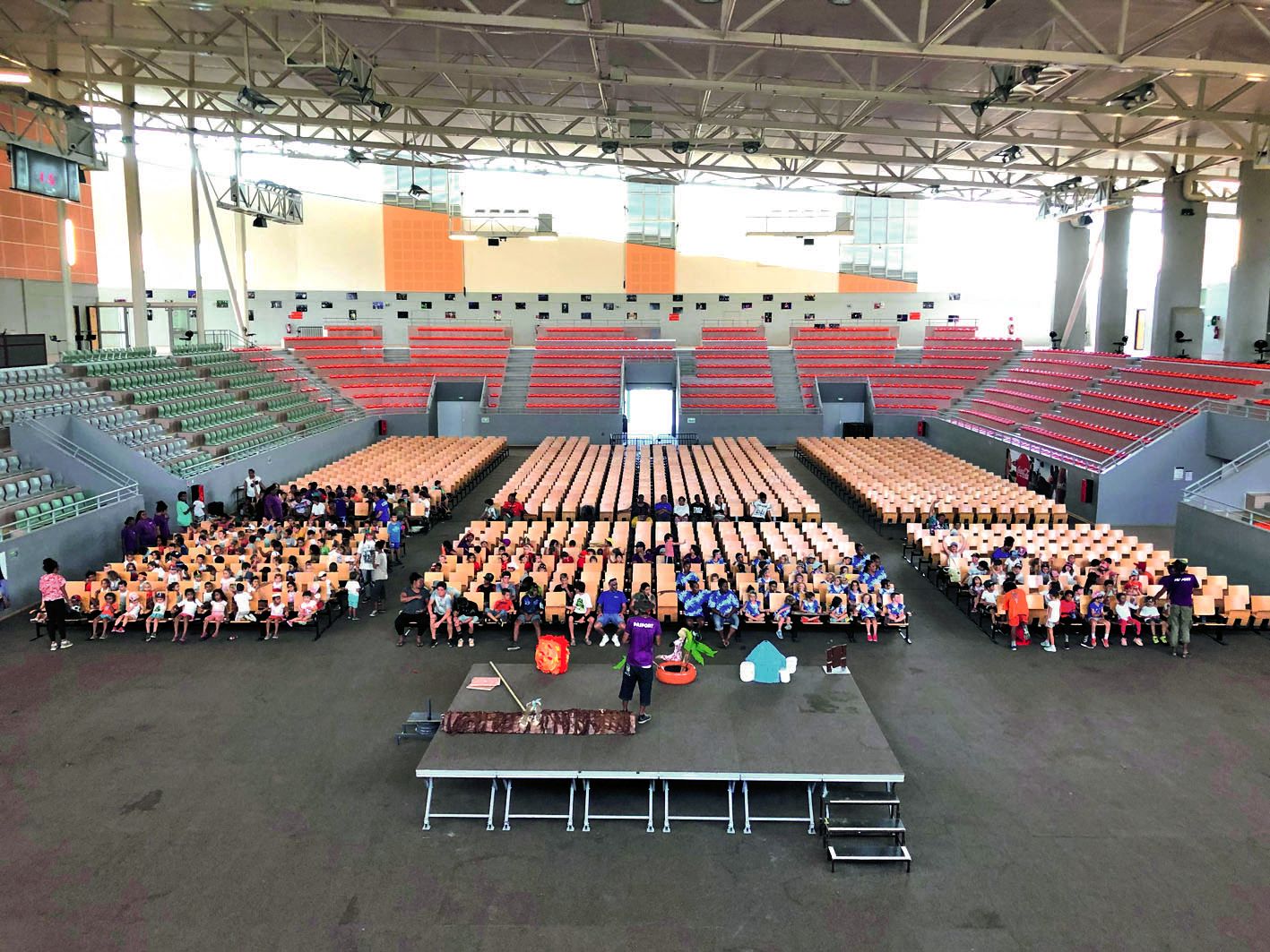 Les jeunes en centre de vacances Pasport sur Païta, mais aussi Erambéré et Nouméa, ont participé, hier matin, ensemble, à des activités sportives autour de l’Arène du Sud, avant de partir en quête de leur totem l’après-midi. Les activités se terminent la 