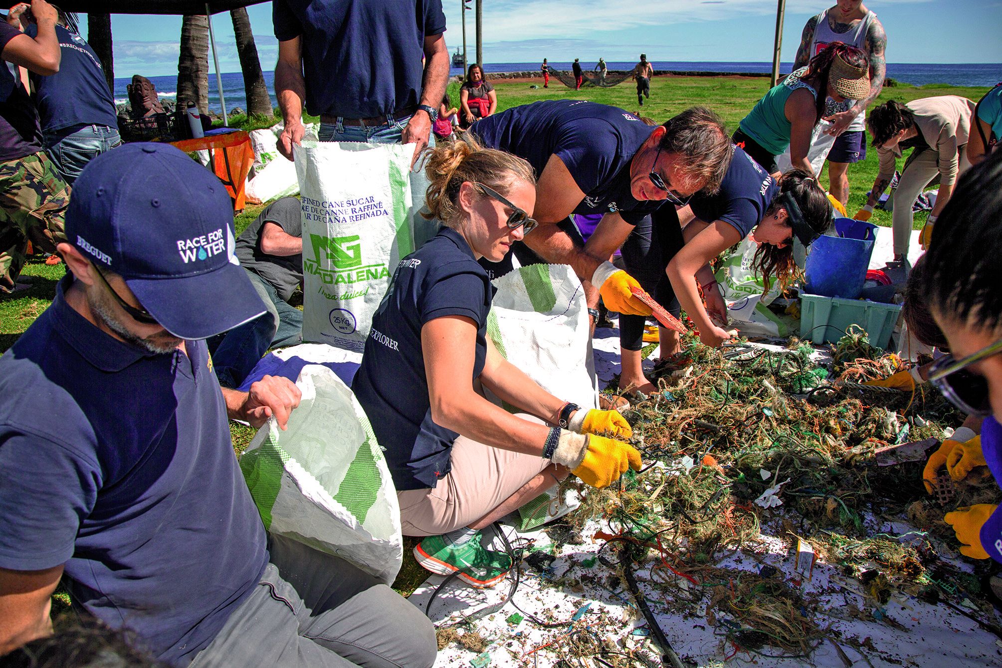 L’équipage lors d’un échantillonnage sur une plage. Photo R4WO - Julien Girardot
