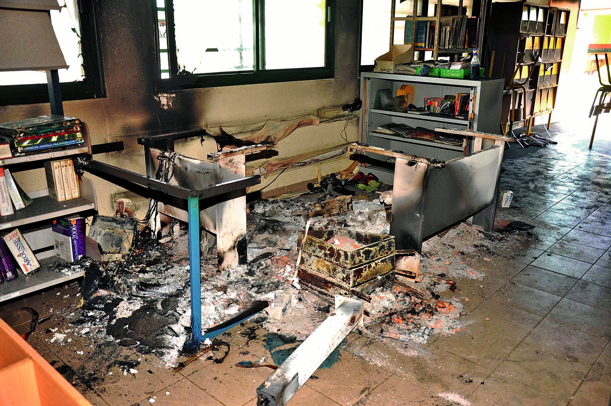 Une partie du centre de documentation et d’information du collège a été ravagé par les flammes. Photos I.C.