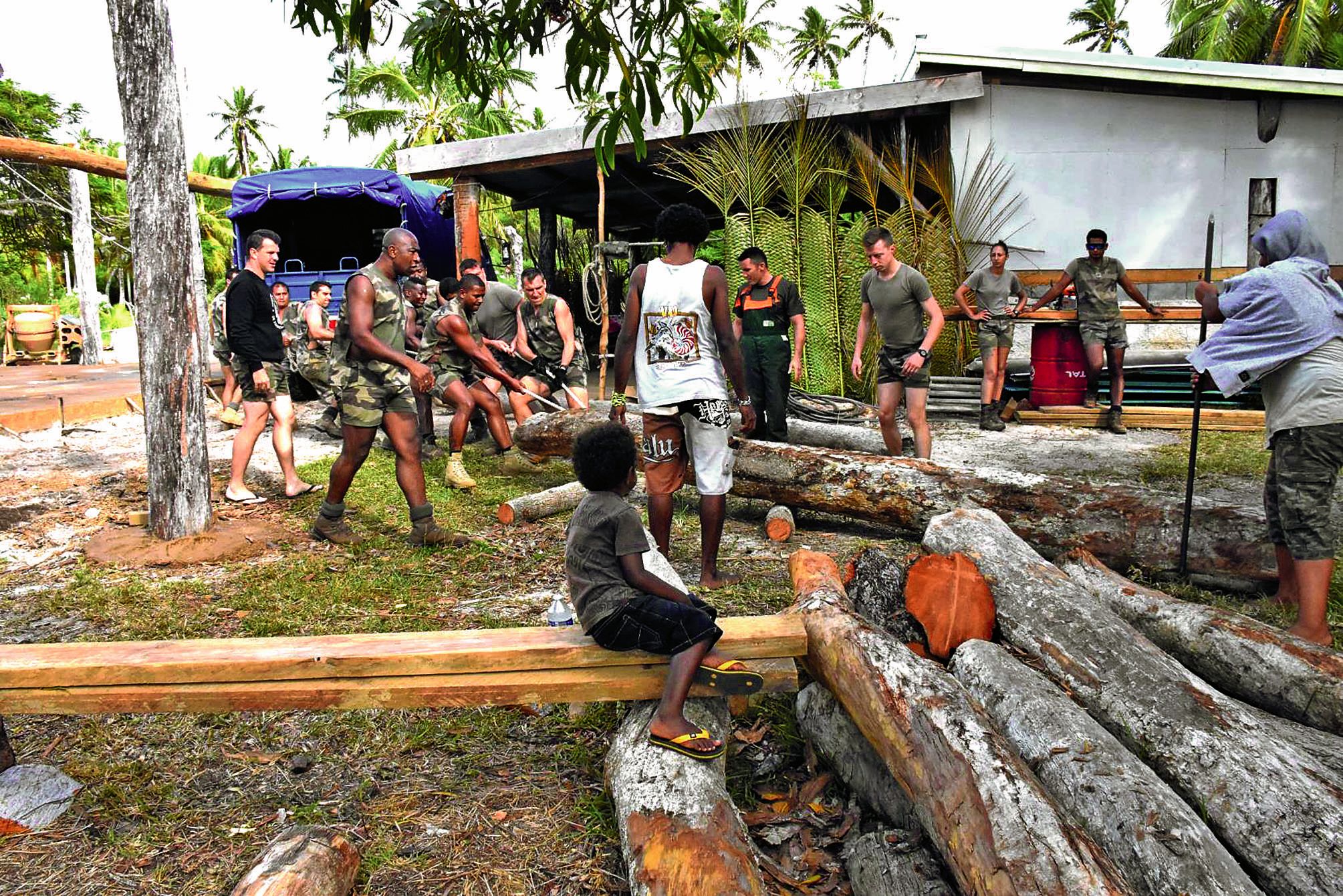 Des bois qui serviront à édifier la future maison commune ont été préparés par les militaires assistés de quelques jeunes Kunié.Photos Rimap