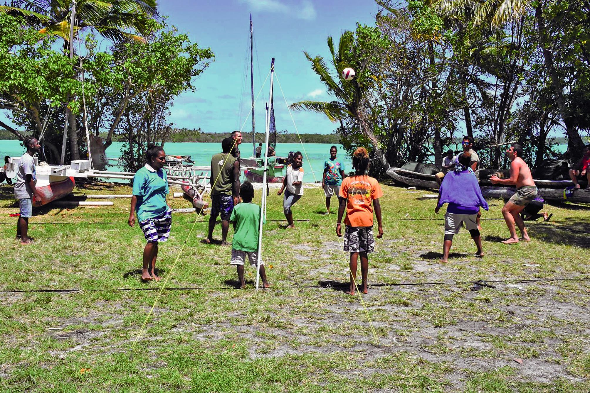 En Baie de Saint-Joseph, les enfants de la tribu ont volontiers participé aux activités sportives proposées par les militaires.