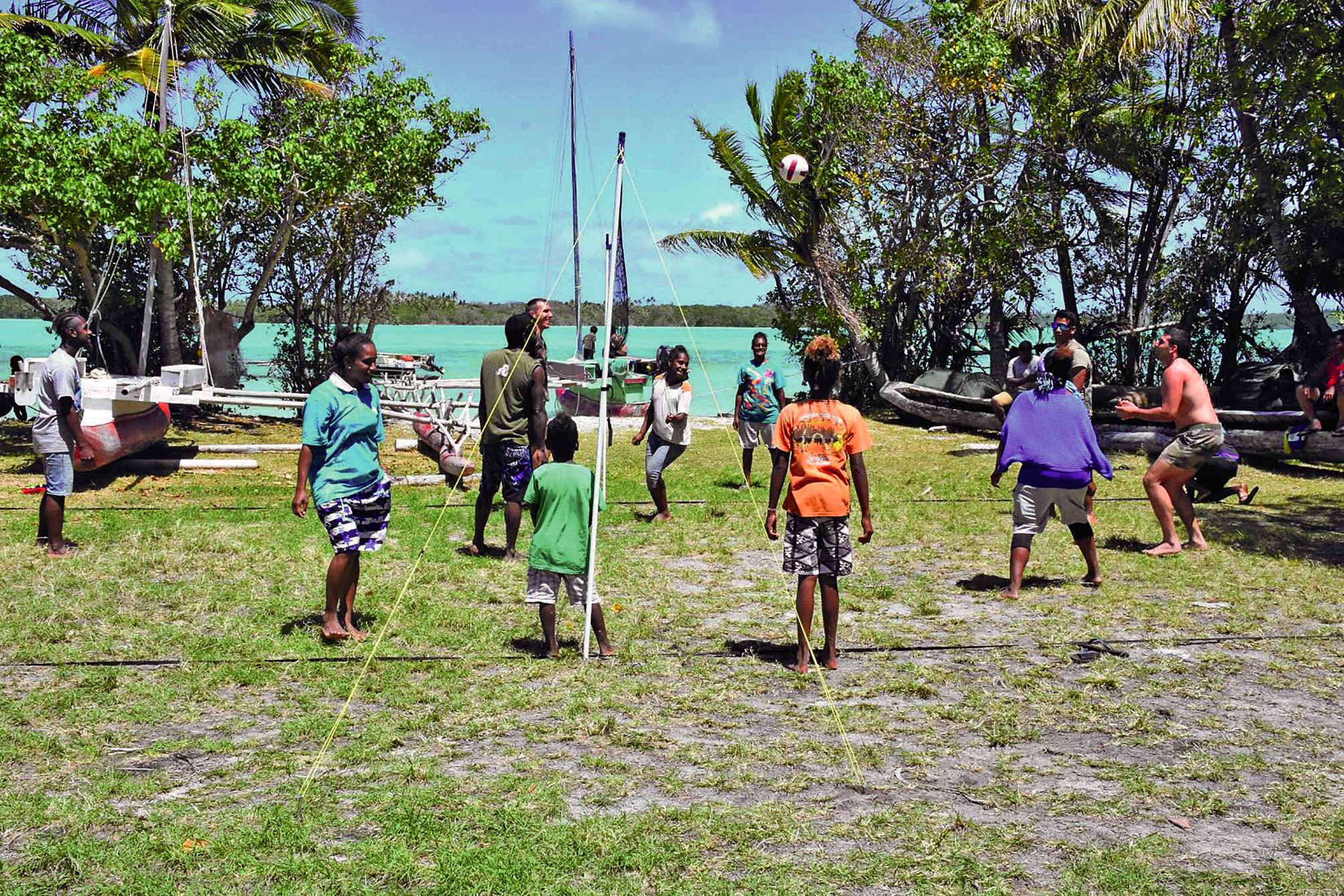 En Baie de Saint-Joseph, les enfants de la tribu ont volontiers participé aux activités sportives proposées par les militaires.