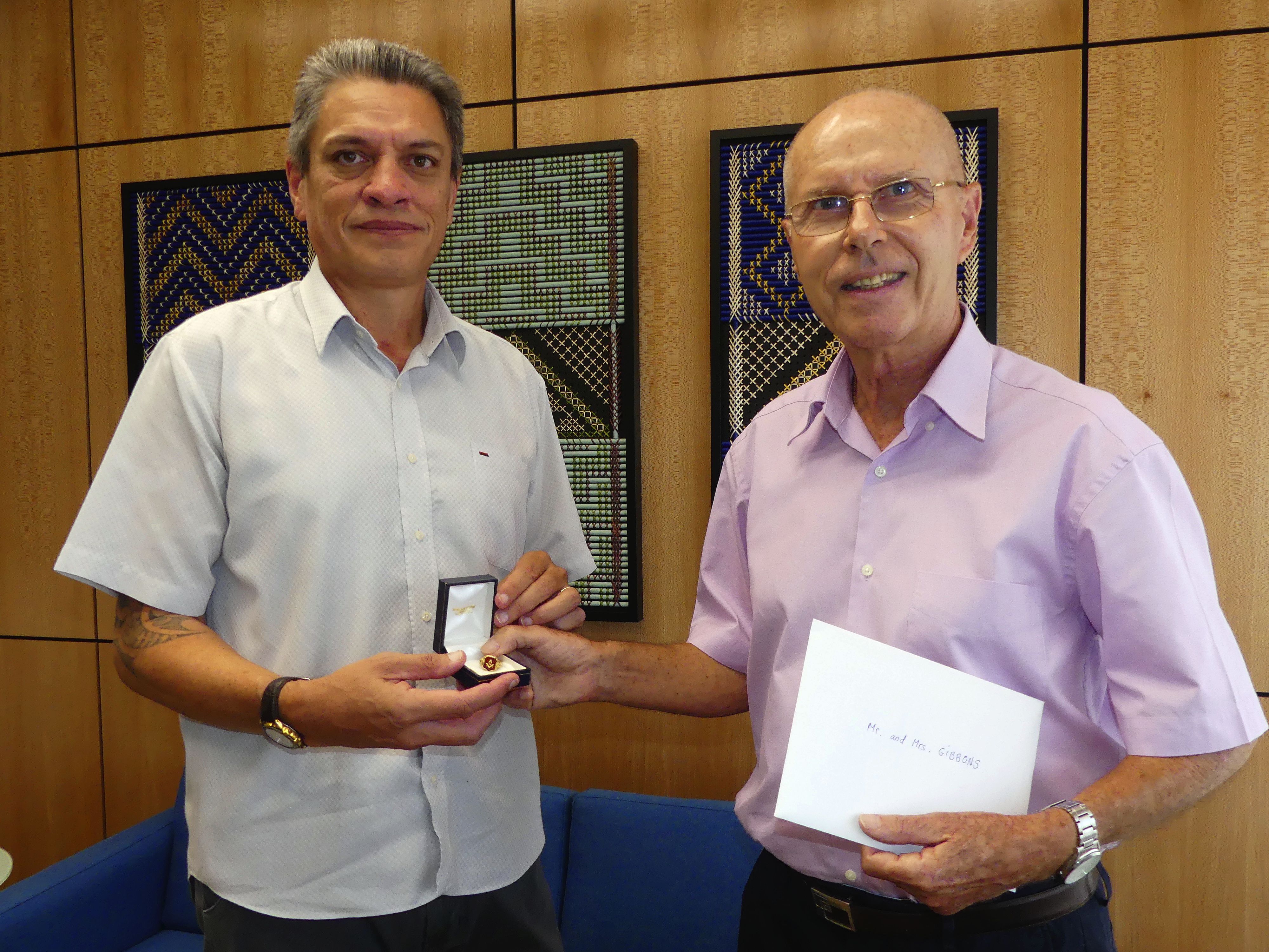 Roland Feutry (à d.) a remis la bague à Bruce Shepherd, consul de Nouvelle-Zélande, le 21 janvier. Photo G.C.