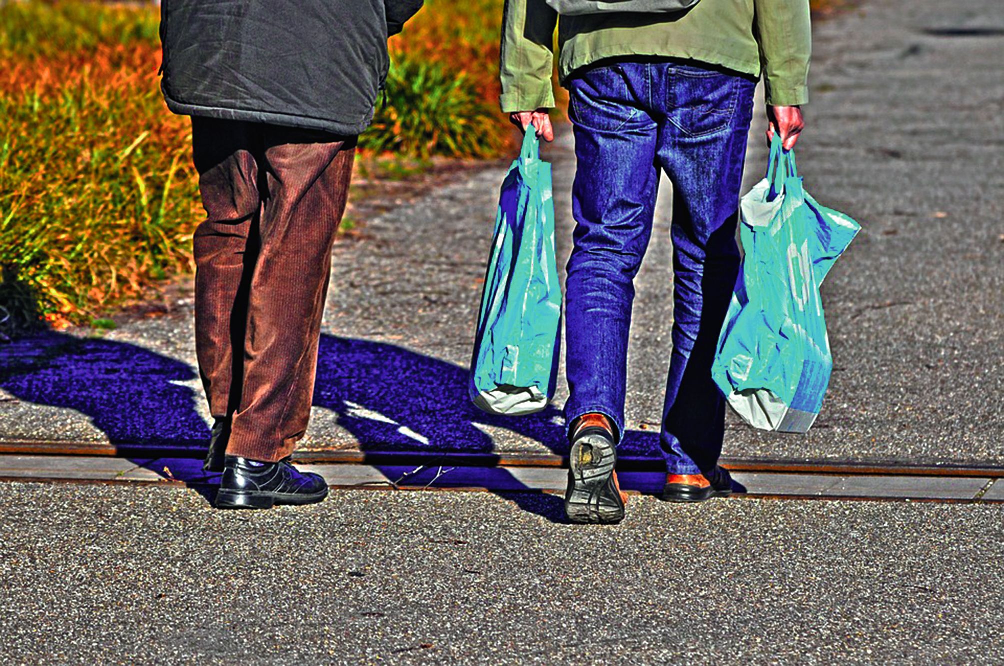 Les sacs en plastique épais, réutilisables, ou les sacs en tissu et les paniers en osier sont devenus la norme pour faire ses courses.Photo AFP