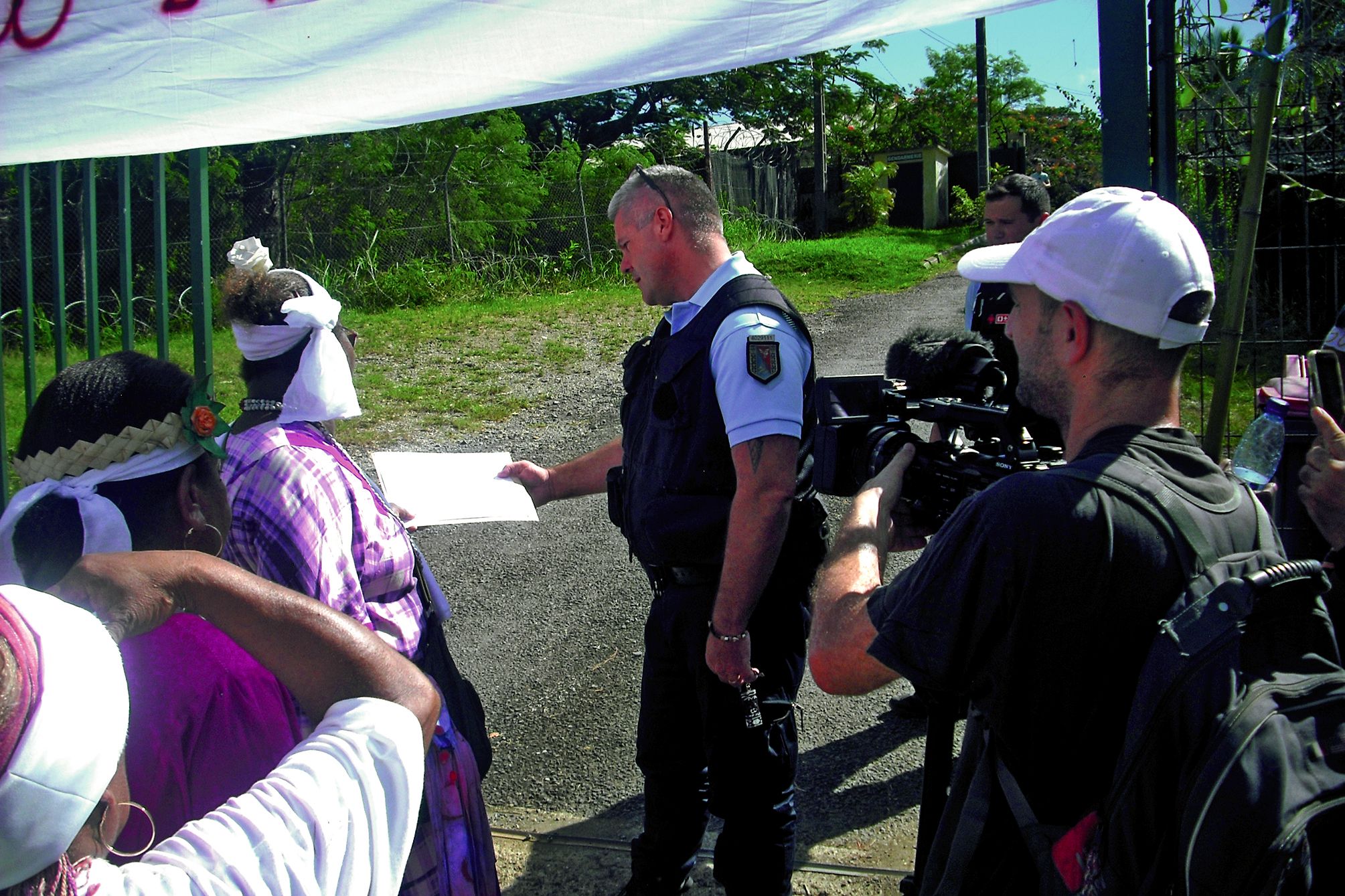 Les manifestants, dont le maire Pascal Sawa, ont demandé que le suspect soit arrêté dans les plus courts délais.