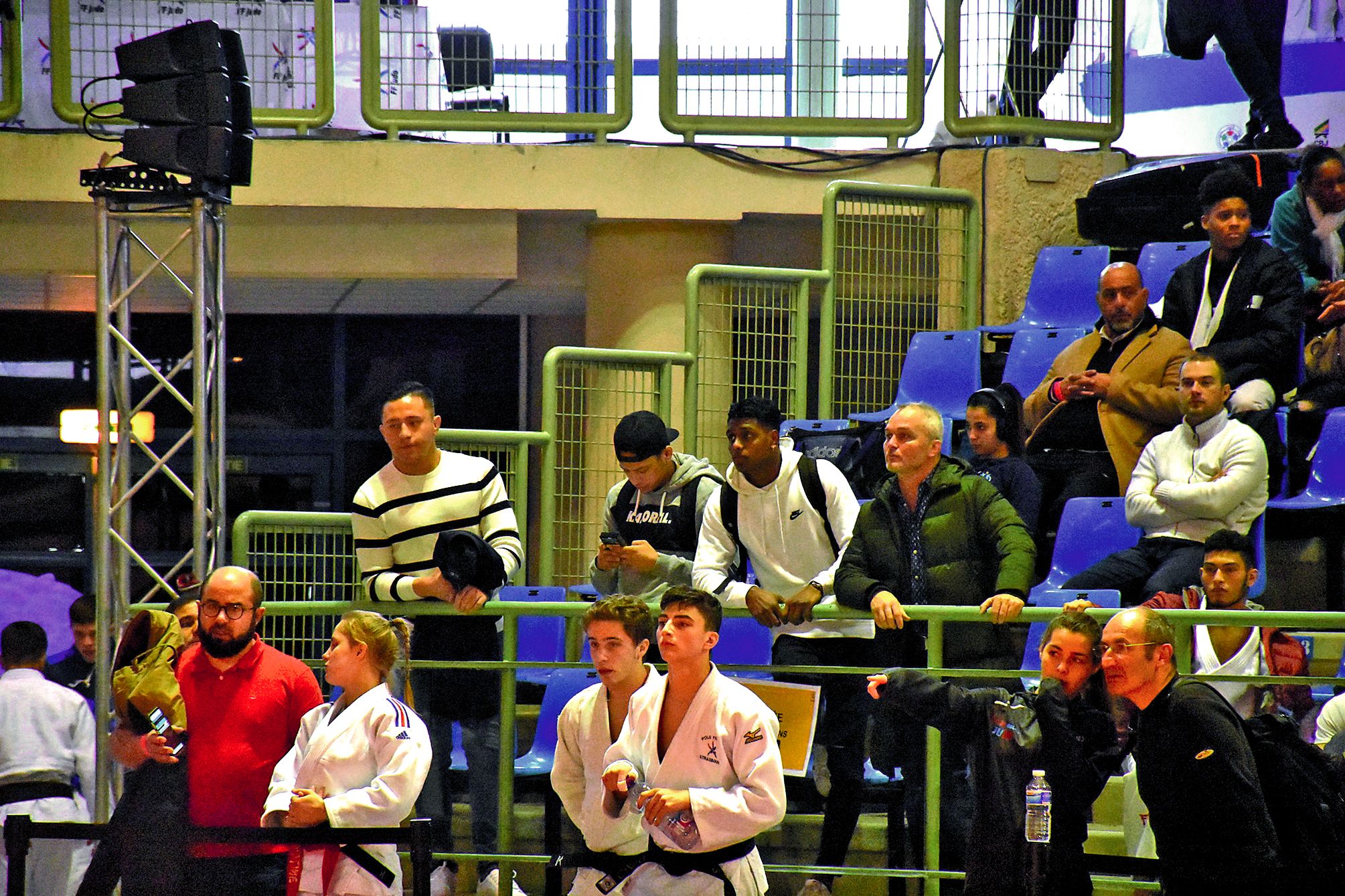 Laurent Calleja (à droite, manteau noir) a assisté au combat avec à côté de lui, de droite à gauche, des Calédoniens du pôle d’Orléans, Jason Appavou, David Mai et Claude Cretin. 